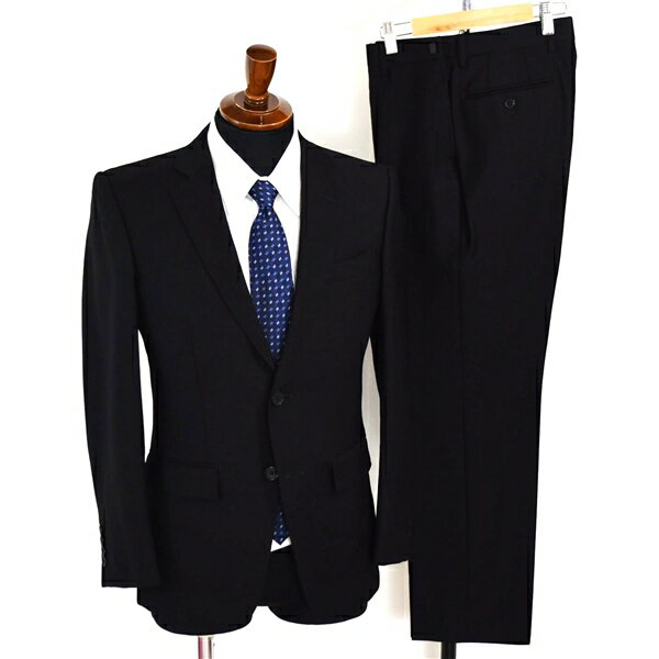 【商品説明】 ・春夏対応。2つボタンシングル。袖口4つ釦開き見せ。背抜き。センターベント。フラップポケット。ネーム刺繍なし。 ・ノータック。裾シングル。ウエストアジャスター付き。 ・カラー：ブラック。 ※ご覧になる端末やモニター環境、照明の影響により、実際の商品と色味が異なって見える場合がございます。あらかじめご了承ください。 ・素材：画像参照 ・型番：「No.156025」 ・表記サイズ：ジャケット「90-74-165 90-Y4」:スラックス「同左」 　参考　　日本サイズ：「S」「Y4」体 程度(実寸サイズを参考にスタッフがスーツサイズを割り出したため、表記サイズと異なっていることがあります。 1つの理由としては前所有者様が寸法直しなどをされた事が考えられます。あくまでスタッフの主観となりますので必ず実寸をご確認下さい。) ・実寸：[ジャケット] 着丈68　袖丈60　肩幅43.5　身幅47.5　 [スラックス] ウエスト(内周）75-84.5　股上25　股下71.5　モモ幅28　裾幅19　[単位cm] 「ウエストは最大5cmひろげることができます。裾(股下)はシングルで最大7.5cm出せます。」 ※ウエスト表記サイズは、内周を計測したサイズとなります。 　　実寸の測り方 参照。 ※商品のサイズ補整等は当店では承っておりません。 　現状でのお渡しとなります。 ※手作業での採寸により若干の誤差はご了承ください。 ■状態評価は「表地（全体的）」と、「裏地」の2種類の状態を分けて表記させて頂いております。 表地（全体的）状態：A 　 裏地状態：JB(スラックスのウエスト滑り止めゴムに経年劣化による硬化破損が見受けられます。裏地部分となりますので普段のご着用には問題なく、今後もまだまだご愛用頂けるお品です。) 　