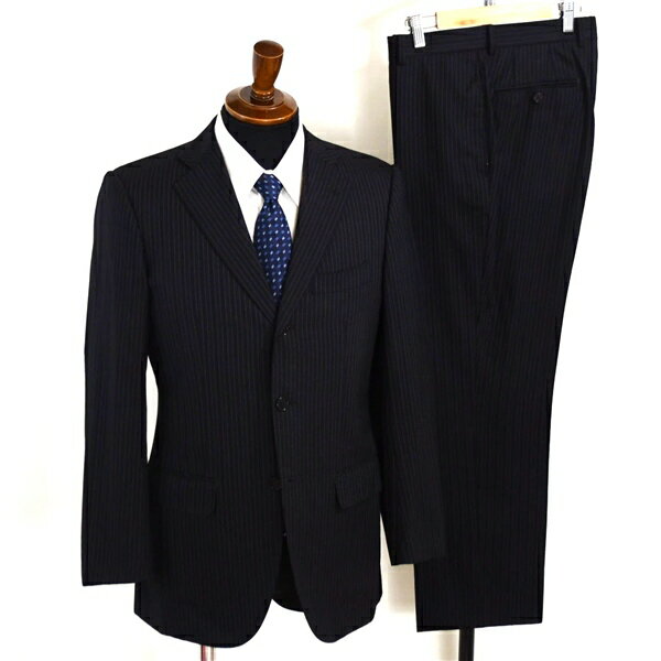 【商品説明】 ・春秋対応。シルク混Super100's生地使用。3つボタンシングル。袖口4つ釦開き見せ。総裏地仕上げ。センターベント。フラップポケット。ネーム刺繍あり。 ・ノータック。裾シングル。 ・カラー：ブラックにストライプ。 ※ご覧になる端末やモニター環境、照明の影響により、実際の商品と色味が異なって見える場合がございます。あらかじめご了承ください。 ・素材：画像参照 ・型番：「No.RCI-73077」 ・表記サイズ：ジャケット「92-80-170 A5」:スラックス「同左」 　参考　　日本サイズ：「M」「A5」体 程度(実寸サイズを参考にスタッフがスーツサイズを割り出したため、表記サイズと異なっていることがあります。 1つの理由としては前所有者様が寸法直しなどをされた事が考えられます。あくまでスタッフの主観となりますので必ず実寸をご確認下さい。) ・実寸：[ジャケット] 着丈73　袖丈60　肩幅43　身幅49　 [スラックス] ウエスト(内周）82　股上27.5　股下70　モモ幅29　裾幅20.5　[単位cm] 「ウエストは最大7cmひろげることができます。裾(股下)はシングルで最大7cm出せます。」 ※ウエスト表記サイズは、内周を計測したサイズとなります。 　　実寸の測り方 参照。 ※商品のサイズ補整等は当店では承っておりません。 　現状でのお渡しとなります。 ※手作業での採寸により若干の誤差はご了承ください。 ■状態評価は「表地（全体的）」と、「裏地」の2種類の状態を分けて表記させて頂いております。 表地（全体的）状態：B(スラックス左前ポケット口付近にスレが見受けられます。主観ではございますが、その他の状態は良い事から、今後もまだまだご愛用頂けるお品だと思われます。) 　 裏地状態：A+B+E(裏地部分となりますので普段のご着用には問題なく、今後もまだまだご愛用頂けるお品です。)　　