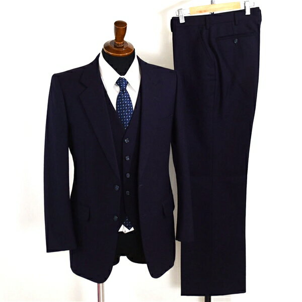 【商品説明】 ・春秋冬対応。ベスト付き。2つボタンシングル。袖口3つ釦開き見せ。背抜き。センターベント。フラップポケット。ネーム刺繍なし。 ・ノータック。裾シングル。 ・カラー：ダークネイビー。 ※ご覧になる端末やモニター環境、照明の影響により、実際の商品と色味が異なって見える場合がございます。あらかじめご了承ください。 ・素材：画像参照 ・型番：「No.37101-A」 ・表記サイズ：ジャケット「92-78-175 92YA6」:スラックス「同左」 　参考　　日本サイズ：「M」「YA6」体 程度(実寸サイズを参考にスタッフがスーツサイズを割り出したため、表記サイズと異なっていることがあります。 1つの理由としては前所有者様が寸法直しなどをされた事が考えられます。あくまでスタッフの主観となりますので必ず実寸をご確認下さい。) ・実寸：[ジャケット] 着丈78.5　袖丈60.5　肩幅42.5　身幅48.5　 　[ベスト] 着丈53.5　身幅45　胴囲40.5（胴囲はウエストの一番細い箇所の直線を計測しています。） [スラックス] ウエスト(内周）80　股上27.5　股下80.5　モモ幅29.5　裾幅25.5　[単位cm] 「ウエストは最大5.5cmひろげることができます。裾(股下)はシングルで最大3.5cm出せます。」 ※ウエスト表記サイズは、内周を計測したサイズとなります。 　　実寸の測り方 参照。 ※商品のサイズ補整等は当店では承っておりません。 　現状でのお渡しとなります。 ※手作業での採寸により若干の誤差はご了承ください。 ■状態評価は「表地（全体的）」と、「裏地」の2種類の状態を分けて表記させて頂いております。 表地（全体的）状態：A 　 裏地状態：S　　