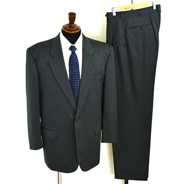 【商品説明】 ・春秋対応。2つボタンシングル。袖口2つ釦開き見せ。総裏地仕上げ。ノーベント。フラップポケット。ネーム刺繍あり。 ・ツータック。裾シングル。ウエスト細め。 ・カラー：モスグリーン。 ※ご覧になる端末やモニター環境、照明の影響により、実際の商品と色味が異なって見える場合がございます。あらかじめご了承ください。 ・素材：画像参照 ・製造：（株）オンワード樫山 ・型番：「No.PCS-PRPE-BA-0101」 ・表記サイズ：ジャケット「L」:スラックス「73」 　参考　　日本サイズ：「M」「YA6」体 程度(実寸サイズを参考にスタッフがスーツサイズを割り出したため、表記サイズと異なっていることがあります。 1つの理由としては前所有者様が寸法直しなどをされた事が考えられます。あくまでスタッフの主観となりますので必ず実寸をご確認下さい。) ・実寸：[ジャケット] 着丈77　袖丈58　肩幅51　身幅57　 [スラックス] ウエスト(内周）79.5　股上29　股下80　モモ幅32　裾幅21.5　[単位cm] 「ウエストは最大0.5cmひろげることができます。裾(股下)はシングルで最大5cm出せます。」 ※ウエスト表記サイズは、内周を計測したサイズとなります。 　　実寸の測り方 参照。 ※商品のサイズ補整等は当店では承っておりません。 　現状でのお渡しとなります。 ※手作業での採寸により若干の誤差はご了承ください。 ■状態評価は「表地（全体的）」と、「裏地」の2種類の状態を分けて表記させて頂いております。 表地（全体的）状態：A　 裏地状態：A+B+E(裏地部分となりますので普段のご着用には問題なく、今後もまだまだご愛用頂けるお品です。)　　　