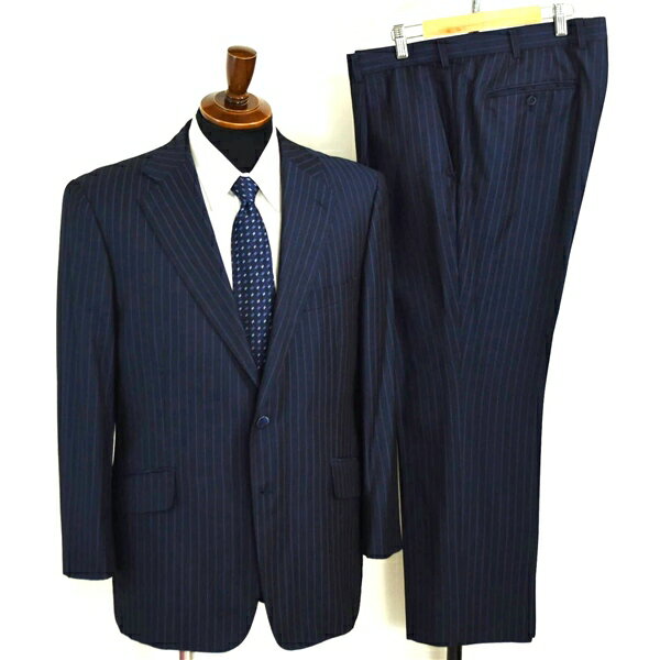 【商品説明】 ・春夏対応。イタリア製カノニコモヘア混生地使用。2つボタンシングル。袖口4つ釦本切羽。背抜き。サイドベンツ。フラップポケット。ネーム刺繍あり(素材表記タグにもネームの印字あり)。 ・ワンタック。裾シングル。 ・カラー：ダークネイビーにストライプ。 ※ご覧になる端末やモニター環境、照明の影響により、実際の商品と色味が異なって見える場合がございます。あらかじめご了承ください。 ・素材：画像参照 ・製造：日本製 ・型番：「No.720813」 ・表記サイズ：ジャケット「表記なし」:スラックス「同左」 　参考　　日本サイズ：「L」「BE5」体 程度(実寸サイズを参考にスタッフがスーツサイズを割り出したため、表記サイズと異なっていることがあります。 1つの理由としては前所有者様が寸法直しなどをされた事が考えられます。あくまでスタッフの主観となりますので必ず実寸をご確認下さい。) ・実寸：[ジャケット] 着丈71.5　袖丈59.5　肩幅48　身幅55.5　 　[スラックス] ウエスト(内周）99　股上27　股下70.5　モモ幅32.5　裾幅21.5　[単位cm] 「ウエストは最大4cmひろげることができます。裾(股下)はシングルで最大7.5cm出せます。」 ※ウエスト表記サイズは、内周を計測したサイズとなります。 　　実寸の測り方 参照。 ※商品のサイズ補整等は当店では承っておりません。 　現状でのお渡しとなります。 ※手作業での採寸により若干の誤差はご了承ください。 ■状態評価は「表地（全体的）」と、「裏地」の2種類の状態を分けて表記させて頂いております。 表地（全体的）状態：B(ジャケット両肘付近にテカリとジャケット両袖先に一部スレが見受けられます。主観ではございますが、その他の状態は良い事から、今後もまだまだご愛用頂けるお品だと思われます。)　 裏地状態：B+C(裏地部分となりますので普段のご着用には問題なく、今後もまだまだご愛用頂けるお品です。)　　　