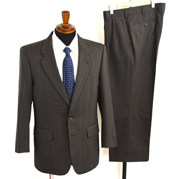【商品説明】 ・春夏対応。2つボタンシングル。袖口3つ釦開き見せ。背抜き。センターベント。フラップポケット。ネーム刺繍あり(素材表記タグにうっすらネームの印字あり)。 ・ツータック。裾シングル。 ・カラー：ややブラウンがかったダークグレーにストライプ。 ※ご覧になる端末やモニター環境、照明の影響により、実際の商品と色味が異なって見える場合がございます。あらかじめご了承ください。 ・素材：画像参照 ・製造：（株）オンワード樫山 ・型番：「No.表記不明」 ・表記サイズ：ジャケット「AB4」:スラックス「同左」 　参考　　日本サイズ：「M」「AB4」体 程度(実寸サイズを参考にスタッフがスーツサイズを割り出したため、表記サイズと異なっていることがあります。 1つの理由としては前所有者様が寸法直しなどをされた事が考えられます。あくまでスタッフの主観となりますので必ず実寸をご確認下さい。) ・実寸：[ジャケット] 着丈71.5　袖丈56.5　肩幅45.5　身幅53　 　[スラックス] ウエスト(内周）87.5　股上28　股下62.5　モモ幅31.5　裾幅24.5　[単位cm] 「ウエストは最大1.5cmひろげることができます。裾(股下)はシングルで最大6cm出せます。」 ※ウエスト表記サイズは、内周を計測したサイズとなります。 　　実寸の測り方 参照。 ※商品のサイズ補整等は当店では承っておりません。 　現状でのお渡しとなります。 ※手作業での採寸により若干の誤差はご了承ください。 ■状態評価は「表地（全体的）」と、「裏地」の2種類の状態を分けて表記させて頂いております。 表地（全体的）状態：B(ジャケット襟首内側に変色、スラックス右裾先付近に一部キズが見受けられます。主観ではございますが、その他の状態は良い事から、今後もまだまだご愛用頂けるお品だと思われます。)　 裏地状態：A+B+E(ジャケット胸ポケット口にスレが見受けられます。裏地部分となりますので普段のご着用には問題なく、今後もまだまだご愛用頂けるお品です。)　
