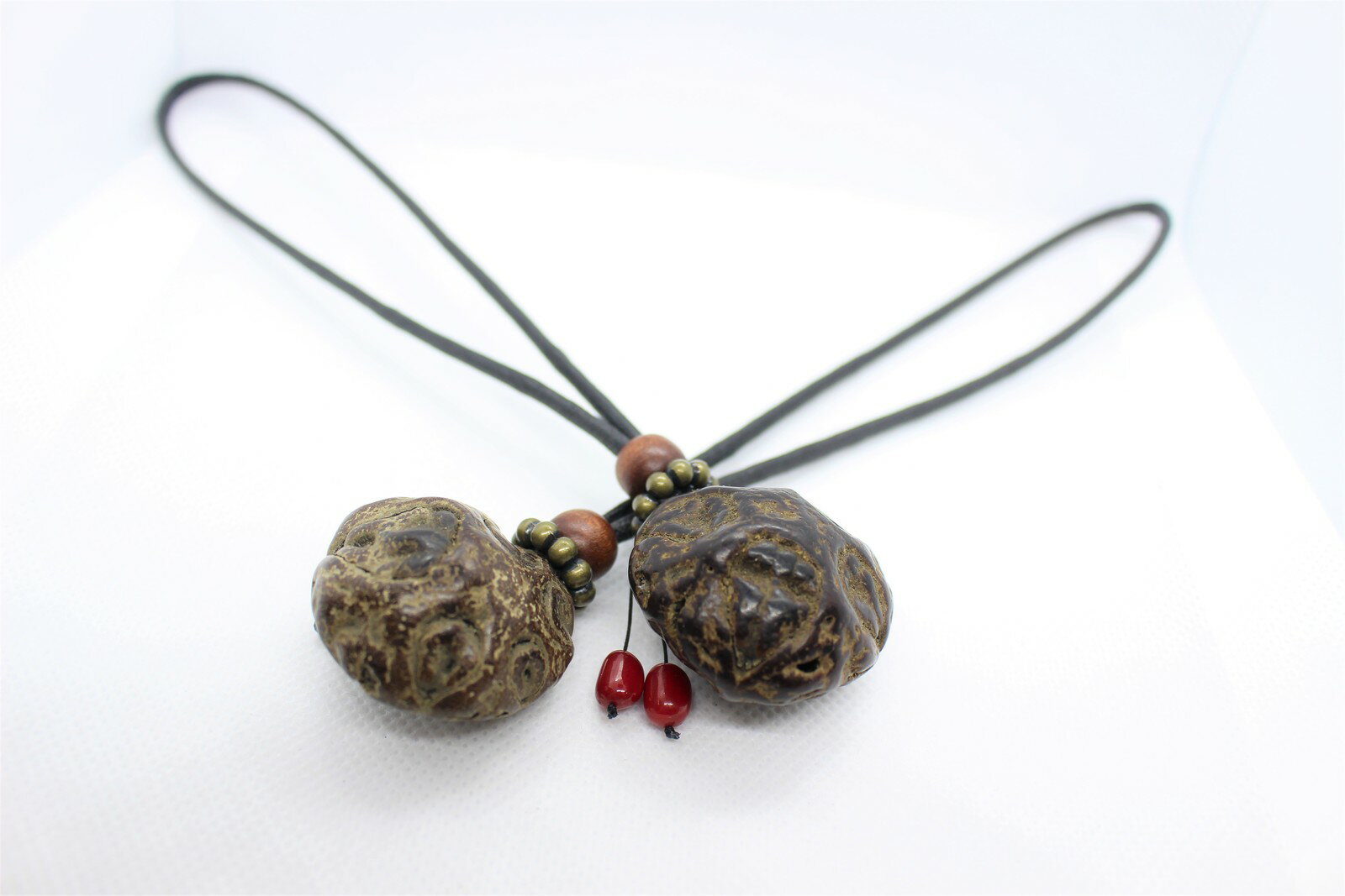 ストラップ 菩提樹 根付 チャーム 和雑貨 アクセサリー 珊瑚 さんご 手作り 手芸 ハンドメイド 木玉 真鍮パーツ 自然 縁起物