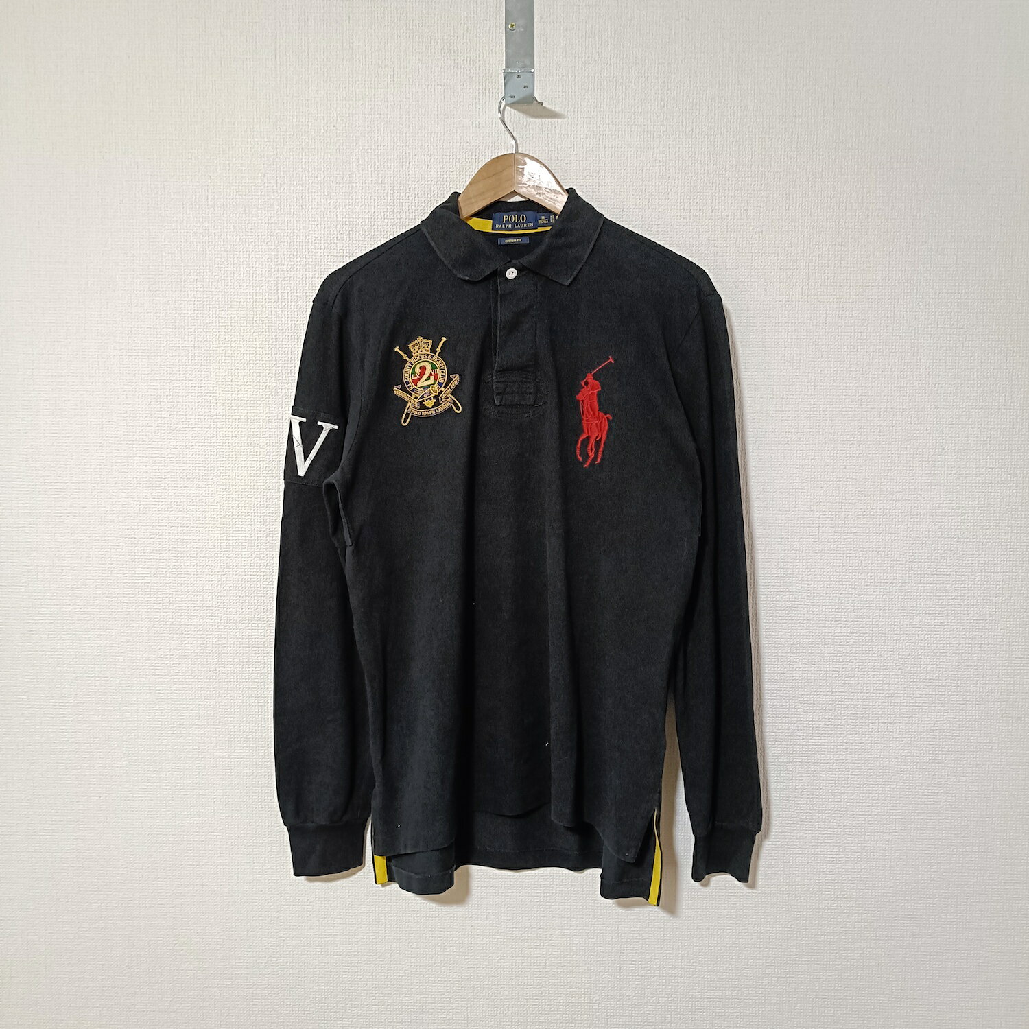 商品情報素材/材質綿100%サイズ/寸法M身幅：54cm肩幅：47cm着丈：73.5cm袖丈：64.5cmその他商品説明USEDですので使用感などございますが、まだまだご愛用していただけます。 古着という事をご理解の上ご注文よろしくお願いします。注意モニター発色の具合により色合いが異なる場合がございます。【USED】Ralph Lauren LONG SLEEVE POLO SHIRT /ラルフローレン 長袖 ポロシャツ/M ラルフローレンの人気シリーズCUSTOM FITゆったりとした着心地とスッキリとした見た目を叶えました USEDですので使用感などございますが、まだまだご愛用していただけます。 古着という事をご理解の上ご注文よろしくお願いします。【サイズ】M身幅：54cm肩幅：47cm着丈：73.5cm袖丈：64.5cm【色】ネイビー【柄】無地/ワッペン【素材】綿：100%【商品番号】USED-17【ご購入について】※沖縄・離島/+2000円、北海道/+1000円注文確定後、別途送料として追加させていただきます。注文確定メールにてご確認をお願いいたします。🚛3～4営業日以内に発送。丁寧に梱包してお届けします。【必ずお読みください】・お客様の表示環境により商品の色味は実際のものと多少異なる場合がございます。・発送に際して細心の注意を払い梱包作業を行っていますが、配送時の加重や配送業者の扱いなどにより箱にへこみやキズが入ってしまう場合がございます。 5