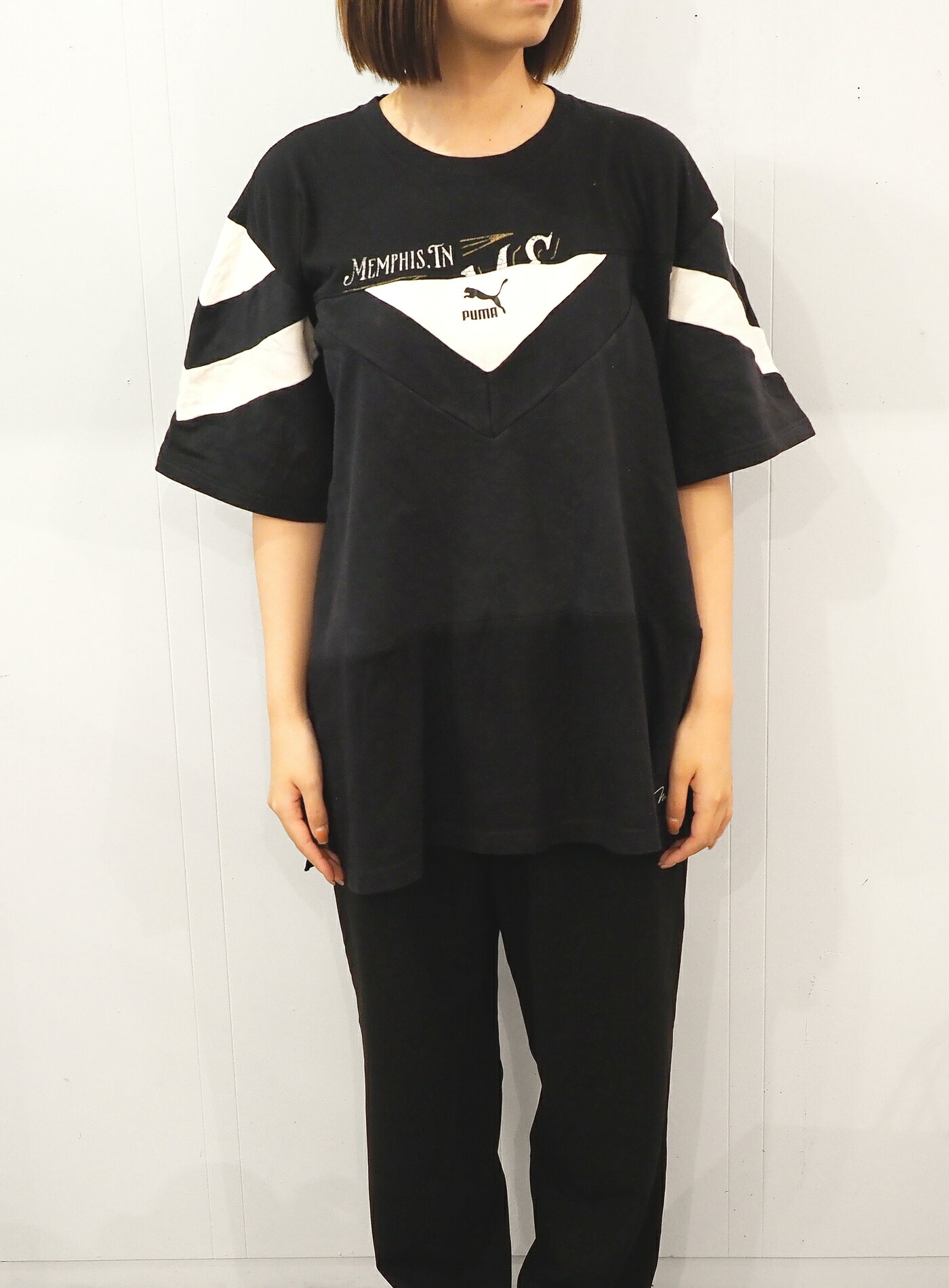 商品情報素材/材質綿100％サイズ/寸法肩幅55cm/身幅58cm/着丈72cm/袖丈26cm注意モニター発色の具合により色合いが異なる場合がございます。mooon/remake T-shirt black ムーン/リメイク Tシャツ ブラック USEDの様々なアイテムで再構築したアップサイクルなリメイクパンツ 今人気の、スポーティー/ストリート系の着こなしに役に立つモノトーンTシャツ。首からバストまでの部分と裾を別のTシャツで組み合わせました。同系の生地を使って切り替えたので派手さはなく、生地のニュアンスの違いを楽しめる一着です。※USEDアイテムの為、素材特有の汚れやダメージがあることがあります。商品のコンディションは掲載時と変わってしまう可能性がございます。また、汚れやダメージなどは掲載しきれない部分もございますので、予めご了承くださいませ。SIZE肩幅55cm/身幅58cm/着丈72cm/袖丈26cmMATERIAL綿100％スタッフ試着コメント●身長/162cm（普段着用9号） 6