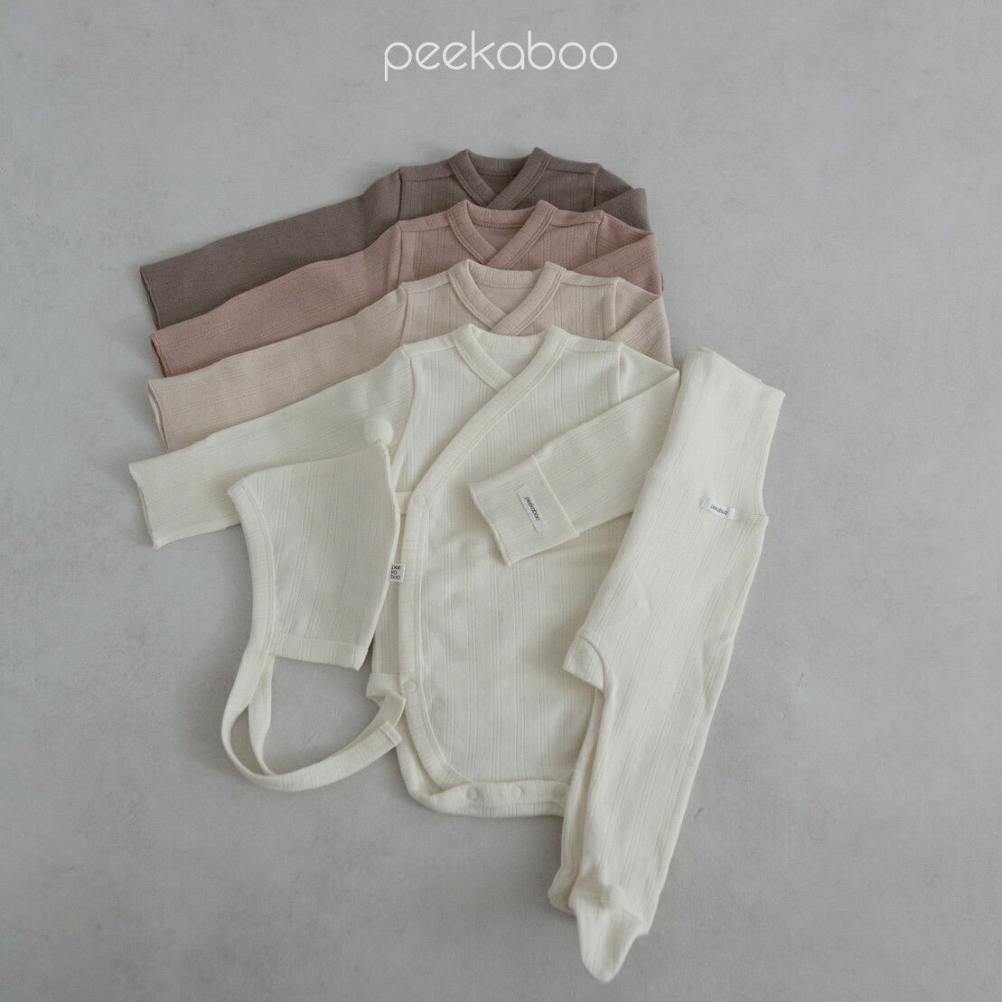 【peekaboo-newborn】There newborn set 新生児 退院着 ニューボーンフォト ベビーフォト 出産祝い 出産準備品 赤ちゃん 肌着 韓国子供服 ぽんぽんが可愛いニューボンセットです。 足先とボンネットの先に可愛いポンポンがアクセントとなりとても可愛い商品です。ボディスーツとなっているためこれからの季節に大活躍です。単品での着用はもちろんボンネットと一緒に着用するのも可愛くおすすめです。手先には引っ掻き防止の袖の折り返しがついておりミトン代わりになります。生まれたての赤ちゃんのオムツ替えもしやすいお洋服のつくりになっています。出産祝いにおすすめ商品です。カラー：アイボリー/ベージュ/ピンク/モカ素材：綿95％ポリウレタン（スパン）5％サイズ：0〜3m 5