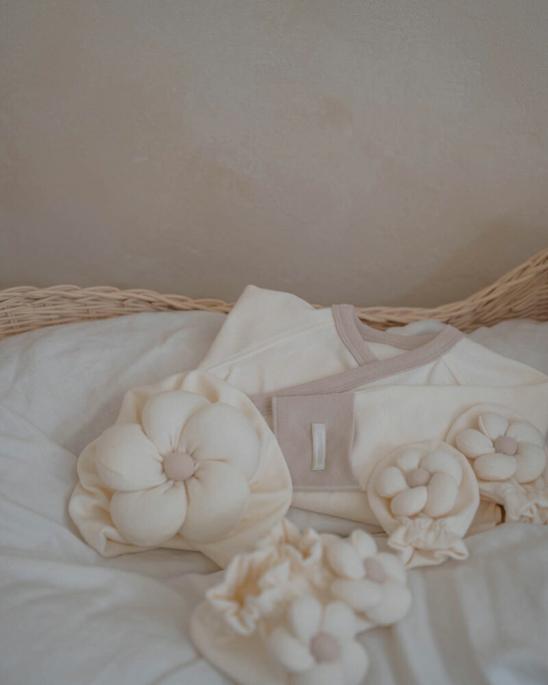 【peekaboo-newborn】Daisy newborn 長袖タイプ　 お花ボンネット　帽子　新生児　退院着　お祝い　贈り物　ニューボーンフォト　撮影　記念フォト　韓国子供服　ピカブ 2