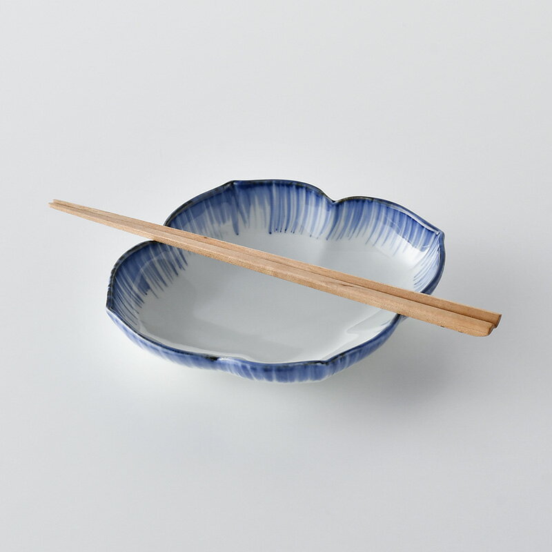 刷毛紋 花型木甲浅鉢 17cm 手書き 波佐見焼 洸琳窯 染付 重なりが良い