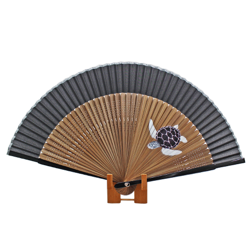 扇子の布部分が短い短地扇子です。布部分の素材は絹です。扇骨にワンポイントで絵が入っています。渋さの中に上品さも合わさった素敵な扇子です。シックで落ち着いた雰囲気を好む方にお勧めです。 商品情報 サイズ 扇子：約22cm 素材 絹、竹 ラッピング OK 配送方法 メール便でのお届けです