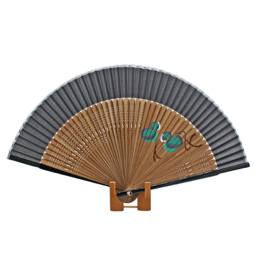 扇子の布部分が短い短地扇子です。布部分の素材は絹です。扇骨にワンポイントで絵が入っています。渋さの中に上品さも合わさった素敵な扇子です。シックで落ち着いた雰囲気を好む方にお勧めです。 商品情報 サイズ 扇子：約22cm 素材 絹、竹 ラッピング OK 配送方法 メール便でのお届けです