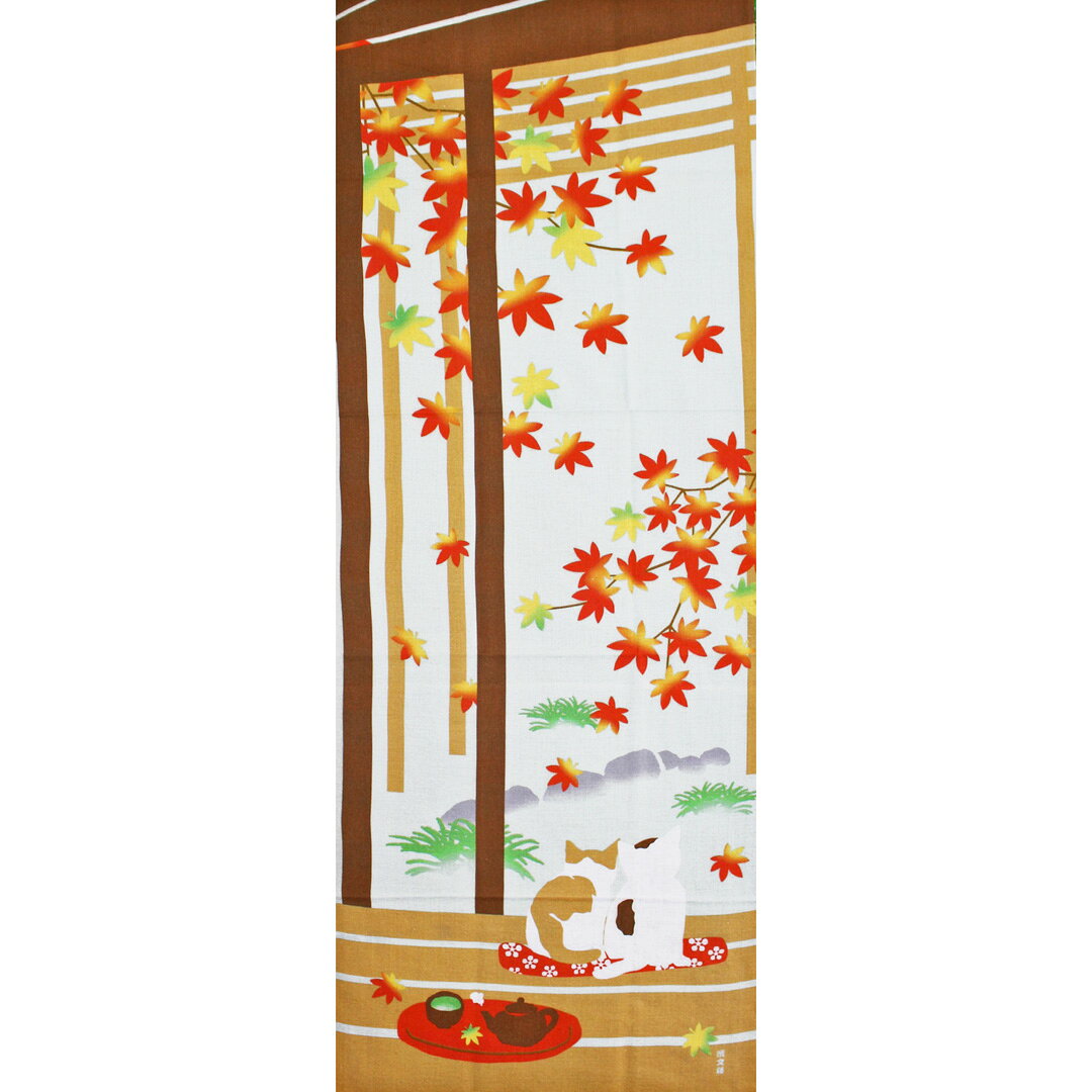 縁側で紅葉舞う秋の庭先を眺めるねこたち 日本の美しい季節の風景を手ぬぐい上に表現した「絵てぬぐい」です。横浜伝統の染色手法である捺染で染めており、色鮮やかな発色が特徴です。壁掛けとして飾ることで、和室はもちろん、洋室にも秋の彩りを添えることができます。手ぬぐいは、季節ごとにインテリアを手軽に変えるアイテムとして最適です。また、オリジナルの生地「若葉」は厳選した木綿生地のみを使用しているため使い心地が良く、洗うたびに柔らかさが増し、長く愛用いただけます。 商品情報 素材 綿100% サイズ 34×90cm ラッピング 和風or洋風 配送方法 メール便でご配送 3枚以上ご購入で送料無料！ 諸注意 てぬぐいは切りっぱなしです。初めはほつれてきますが5〜10ミリあたりで自然とほつれにくくなります。ほつれた部分は糸切りバサミなどで切ってください。 ↓もっとてぬぐいを探す↓