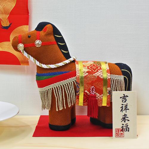 【大特価30％オフ】干支人形「ちりめん吉祥午」R-62 布張り 大き目 うま 午 馬 茶 置物 縁起物 和風 インテリア 飾り 開運 人形 新年 2026 R8 令和8年 リュウコドウ