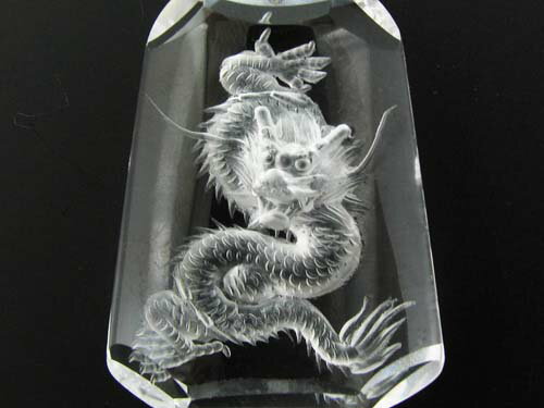 天然水晶「龍」手彫り（深彫り）ペンダントトップ【送料無料】上昇運のシンボル「龍」の手彫りペンダント！高い技術を持つ職人の手によって非常に立体感のある（半立体）仕上がり！