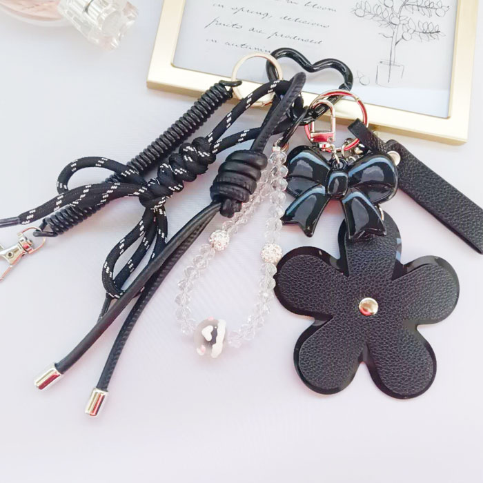 バッグチャーム★3点以上1点1090円★送料無料★3色 キーホルダー 花モチーフ キーチャーム ストラップ キーリング かわいい 人気 韓国チャーム 取外しOK ファッション ロープチャーム チェーン キーストラップ バッグアクセサリー スマホ 鍵 ポーチ付き