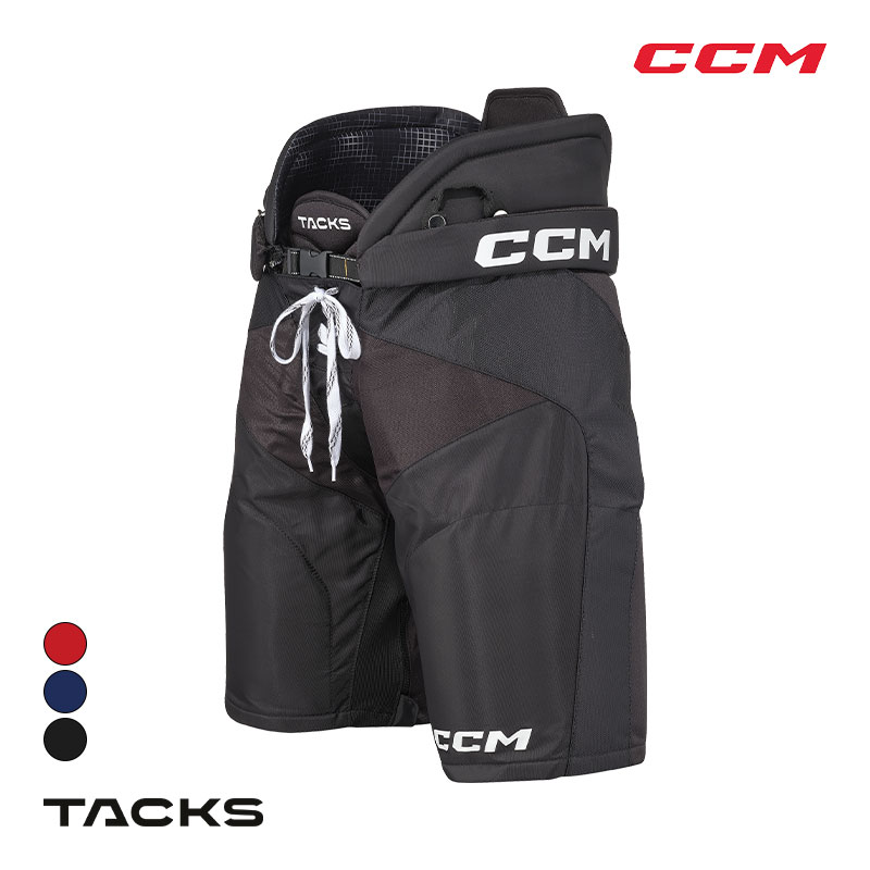 CCM（シーシーエム） パンツ タックス SR ◆CCM 2026‐2027モデル◆ ゆとりのあるクラシックフィットのタックスシリーズのパンツは最新のMAXカバーASD（アナトミカルシールドデザイン）テクノロジーを採用し、人間工学に基づいたデザインで腰まわりを包み込み、スケーティングのストライドを妨げることなくフィットするパンツです。 プロテクションも抜群で、ハイレベルのプレーヤーでも安心の仕様となっており、お好みの履き心地にカスタマイズするためのアジャスト機能も搭載されております。 《TACKS パンツの特徴》 ・一体型ベルトは内側を通っていてパンツをしっかりと腰に固定します。 また、腰のアジャストジッパーを開くことによりレングスを1インチ(約2.5cm)長くすることが可能です。 ・脇腹部分は立体成形のPEプラスチック内蔵のパッドでハイレベルのプロテクションを実現。裏地には汗を吸収しにくく速乾性に優れたサブリメーション柄の快適な素材を使用しています。 ・股関節外側には軽量で衝撃を分散するJDPヒップカップを使用し、強い衝撃から腰を守ります。 ・腿のパッドは立体成型のPEプラスチックとPEフォームパッドの二重構造。耐久性に優れ高いプロテクション能力を発揮します。 腿の内側にはジッパーを内蔵。必要に応じて幅を調整でき、パンツを履く前にスケートを履くことも可能です。 ・表面素材には丈夫なプレミアム400デニールナイロンを使用。腰骨サイド部分はさらに摩耗に強い素材で補強がなされ、耐久性に優れています。 ・ジュニアサイズはこちら ●海外製品に関して 検索ワード アイスホッケー、パンツ、TACKSシリーズ、オススメモデル
