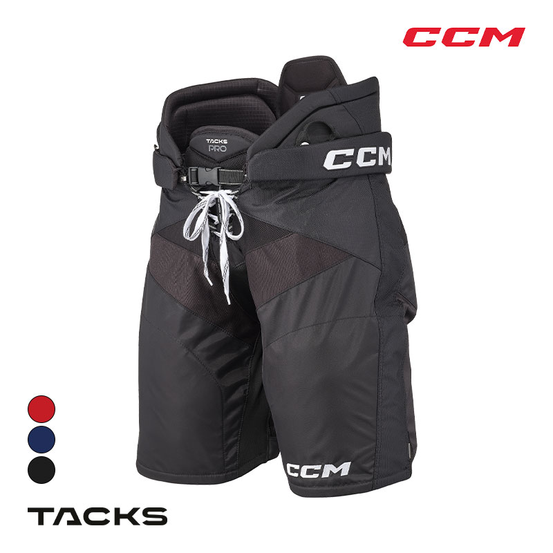 CCM（シーシーエム） パンツ タックス PRO SR ◆CCM 2026‐2027モデル◆ ゆとりのあるクラシックフィットのタックスシリーズのパンツは最新のMAXカバーASD（アナトミカルシールドデザイン）テクノロジーを採用し、人間工学に基づいたデザインで腰まわりを包み込み、スケーティングのストライドを妨げることなくフィットするパンツです。 高性能パッドによりプロテクションも抜群で、トップレベルのプレーヤーでも安心の仕様となっており、お好みの履き心地にカスタマイズするためのアジャスト機能も搭載されております。 《TACKS PROパンツの特徴》 ・いくつものエリアに配置されたAER-TECサーモレギュレーションシステムは優れた通気性でパフォーマンスの低下を引き起こす熱の蓄積を防ぎ、汗を効果的に蒸発させることによりプレーヤーの体温を理想的な状態にキープ。最後のプレーまで身体を快適に保ちます。 ・一体型ベルトは内側を通っていてパンツをしっかりと腰に固定します。通気性に優れた下腹部のベリーパッドはズレにくく広範囲を安定して守ります。 また、腰のアジャストジッパーを開くことによりレングスを1インチ(約2.5cm)長くすることが可能です。 ・脇腹部分は立体成形のPEプラスチック内蔵のパッドでプロレベルのプロテクションを実現。裏地には汗を吸収しにくく速乾性に優れたサブリメーション柄の快適な素材を使用しています。 ・股関節外側には軽量で衝撃を分散するカップを使用し、その内側には優れた衝撃吸収素材D3OZEROを配置、強い衝撃から腰を守ります。 また、独自の分割構造であるフレックスモーション構造は股関節の自由な動きを可能にしています。 ・背骨下部から尾骨までのパッドはHDフォームでカバーされたパッド同士のすき間のない安全性の高い設計でいながらフローティング構造で動きやすく、内部には衝撃吸収素材D3OZEROを使用し、強い衝撃から背骨下部を守ります。 ・腿のパッドは立体成型のPEプラスチックと高密度フォームの二重構造。耐久性に優れプロレベルのプロテクション能力を発揮します。 腿の内側にはクロスオーバー時の摩擦を軽減した耐久性の高いジッパーを内蔵。必要に応じて幅を調整でき、パンツを履く前にスケートを履くことも可能です。 ・表面素材には丈夫なプレミアム400デニールナイロンを使用。腰骨サイド・脇腹・ベルトループ部分はさらに摩耗に強い素材で補強がなされ、耐久性に優れています。 腿の裏側はプロカットデザインとなっており、動きやすさを向上させています。 ・ユースサイズはこちら ●海外製品に関して 検索ワード アイスホッケー、パンツ、TACKSシリーズ、トップモデル