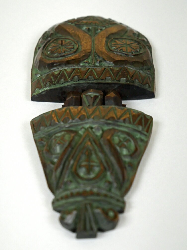 砂澤　ビッキ「ビッキ文様ブローチ（約11.2cm）」木彫作品　世界的彫刻家　音威子府に美術館　状態良好　小竹美術　真作保証