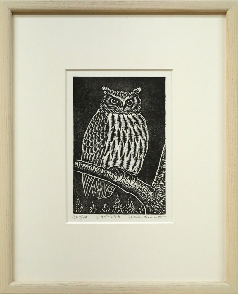 商品詳細 【　作者　】　手島　圭三郎(テジマ　ケイザブロウ) 【タイトル】　しまふくろう 【　技法　】　木版画 【限定番号】　ed,21/100 【作品寸法】　縦15×横10.1cm 【額縁寸法】　縦32×横26cm 【作品状態】　良好 【額縁状態】　良好 【 付属品 】　アクリルあり、箱あり 【作者プロフィール】 日本版画協会会員・全道展会員 1935　　北海道紋別市生まれ 1957　　北海道学芸大学札幌校卒業 1982　　「しまふくろうのみずうみ」で「絵本にっぽん賞」はじめ数々の賞に輝く 1985　　「カムイチカプ」厚生省児童文化福祉奨励賞 1986　　「きたきつねのゆめ」イタリア・ボローニャ国際児童図書展グラフィック賞 1987　　ニューヨークタイムズ紙選世界の絵本ベストテン（2年連続） 1992　　ニューヨーク国連地球サミットポスター制作 1997　　「おおはくちょうのそら」ドイツ児童文学賞絵本部門・ノミネート賞 ◆札幌江別市在住 1986年、絵本「きたきつねのゆめ」は、ニューヨークタイムズ紙選「世界の絵本ベストテン」に選ばれた。