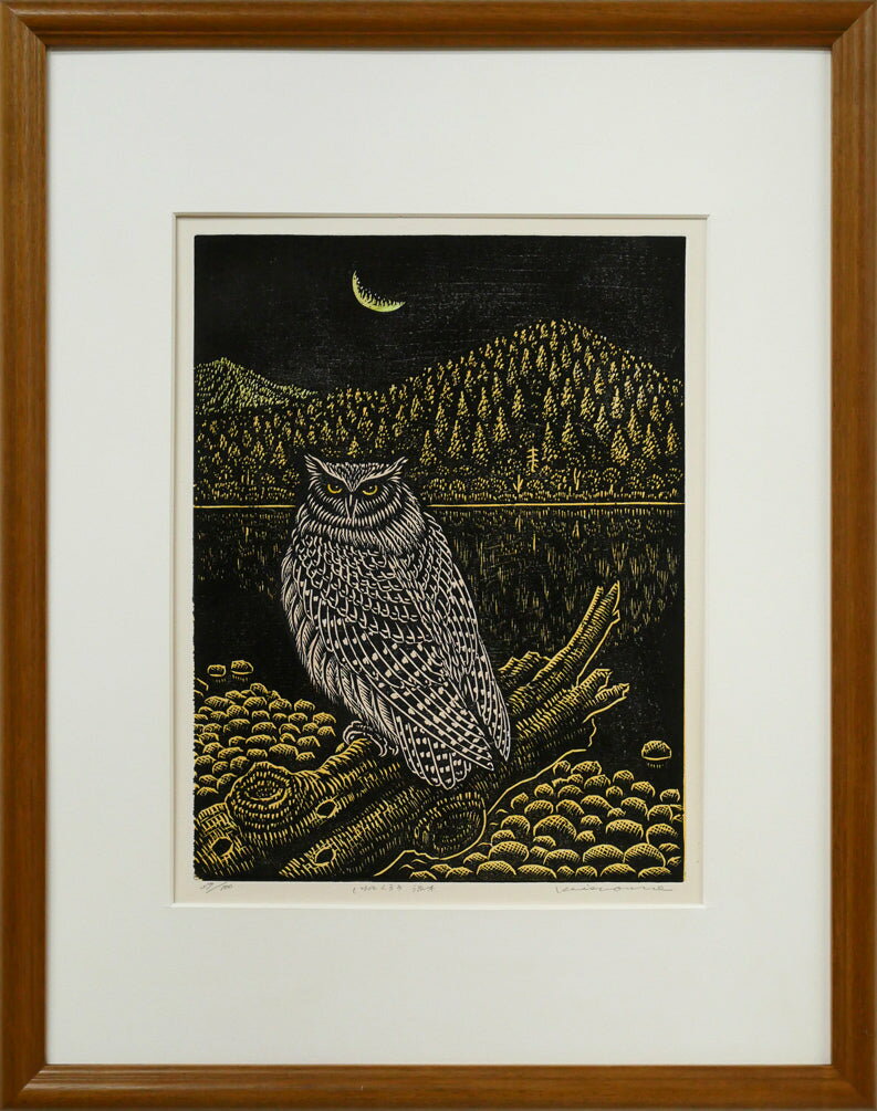 商品詳細 【　作者　】　手島　圭三郎(テジマ　ケイザブロウ) 【タイトル】　しまふくろう流木 【　技法　】　木版画 【限定番号】　ed,37/100 【作品寸法】　縦31.5×横24cm 【額縁寸法】　縦54.5×横43cm 【作品状態】　良好 【額縁状態】　良好 【 付属品 】　ガラスあり、箱あり 【作者プロフィール】 日本版画協会会員・全道展会員 1935　　北海道紋別市生まれ 1957　　北海道学芸大学札幌校卒業 1982　　「しまふくろうのみずうみ」で「絵本にっぽん賞」はじめ数々の賞に輝く 1985　　「カムイチカプ」厚生省児童文化福祉奨励賞 1986　　「きたきつねのゆめ」イタリア・ボローニャ国際児童図書展グラフィック賞 1987　　ニューヨークタイムズ紙選世界の絵本ベストテン（2年連続） 1992　　ニューヨーク国連地球サミットポスター制作 1997　　「おおはくちょうのそら」ドイツ児童文学賞絵本部門・ノミネート賞 ◆札幌江別市在住 1986年、絵本「きたきつねのゆめ」は、ニューヨークタイムズ紙選「世界の絵本ベストテン」に選ばれた。