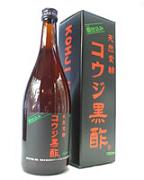 ●特徴 1．コウジ黒酢は、熟成した特殊な「もろみ」と黒コウジを使用しているため、大変マイルドで飲みやすく仕上がっています。2．コウジ黒酢に含まれている天然のクエン酸の量が大変豊富ですからクエン酸サイクル活動が活発に行われ、1日に30ml〜40mlをそのまま飲んでください。3．コウジ黒酢は、黒糖を使用していますが、30mlでたったの30kclです。 4．コウジ黒酢は、酢酸の含有量がきわめて低いため、胃腸などに負担をかけません。 5．コウジ黒酢は、保存料を一切使用していません。 ●天然醗酵とは 米に黒麹菌を繁殖させて、コウジを作ります。そしてこの黒コウジと酵母の自然な働きで「もろみ」を造り熟成するまでまちます。このことを天然発酵と言います。 発売元 SHサンヘルス発売元／サンヘルス 　区分／健康食品　日本製 広告文責／株式会社コトブキ薬局　TEL／0667200480　