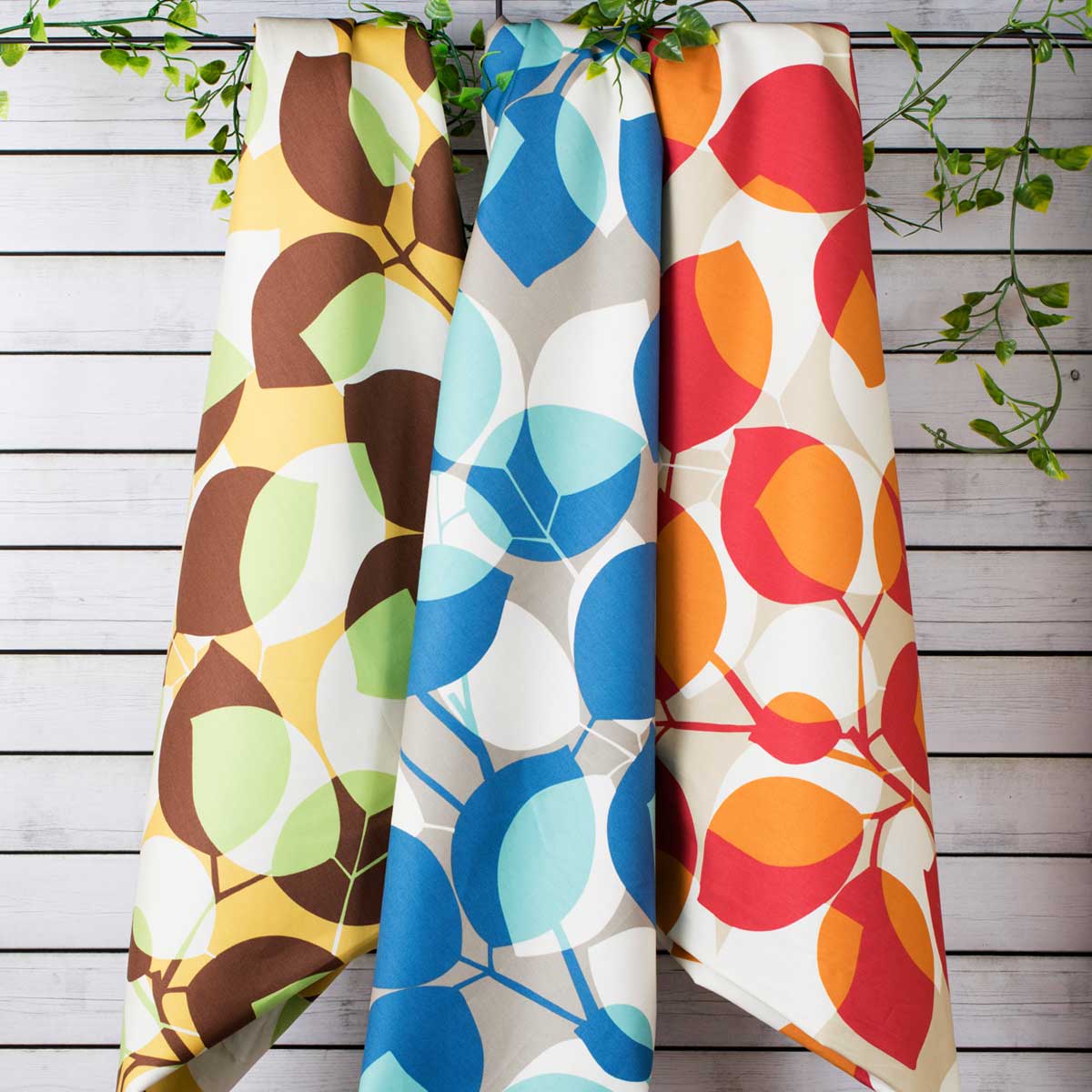 オックス生地 Nicol イエロー ブルー レッド 150cm幅 [10cm単位販売] 大柄 プリント ワイド幅 コットン 綿 切り売りのサムネイル