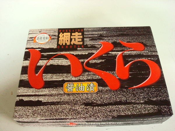 名称 いくら醤油漬 原材料名 鮭卵、食塩・醤油（原材料の一部に小麦 を含む）・焼酎・調味料（アミノ酸等） 内容量 500g 賞味期限 天面右下に記載 保存方法 要冷凍（−18℃以下で保存） 原料原産地名 北海道産 製造者 同和食品株式会社 北海道網走市北6条1丁目 TEL：0152（43）4185　FAX:0152（43）0121プチプチと口の中ではじける 食感の良さがたまらない！ 北海道は網走で獲れた 上品な塩味のいくらです。