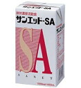 『サンエット-SA　1000ml×6本』商品コード：4987086541626たんぱく質とナトリウムの量に配慮し、さらに脂質のエネルギー代謝に必要なL-カルニチンを配合◆特長1．たんぱく質：5.5g/100kcal　（乳たんぱく質4.5g・コラーゲンペプチド1g） 2．高ナトリウム：180mg/100kcal 3．L−カルニチン配合：10mg/100kcal 4．魚油配合：　　EPA（10mg/100kcal）、DHA（30mg/100kcal） 5．MCT配合：脂質の20％ 6．食物繊維配合：難消化性デキストリン2.0g/100kcal 7．オリゴ糖配合：ガラクトオリゴ糖0.2g/100kcal 8．微量ミネラル含有：Zn、Cu、Se、Cr、Mn、　　Mo、I◆風味： ヨーグルト風味 ◆性状・物性： 液状◆主な栄養組織100kcalあたり 熱量・・・・・・・・・・・・100kcal たんぱく質・・・・・・5.5g 脂質・・・・・・・・・・・・2.22g糖質・・・・・・・・・・・・14g 食物繊維・・・・・・・・・2g水分・・・・・・・・・・・・・83.5g◆お召し上がり方 1．食品原料に由来する固形分などがありますので、開封前によく振ってからご使用ください。 2．体温程度に加温するときは、パックのままお湯に入れてください。 3．初めてご使用になる場合は、低濃度少量からはじめ、栄養補給を受ける方の状態に合わせ、徐々に濃度及び量を上げてください。◆原材料デキストリン、乳たんぱく質、難消化性デキストリン、食用植物油、ゼラチン分解物、砂糖、ガラクトオリゴ糖、中鎖脂肪、DHA含有精製魚油、食塩、パン酵母、L−カルニチン、カゼインNa、乳化剤、クエン酸K、クエン酸Na、メタリン酸Na、香料、炭酸Mg、硫酸Mg、V．C、トリプトファン、V．E、クエン酸鉄Na、V．K、ナイアシン、V．A、パントテン酸Ca、β−カロチン、V．B1、V．B2、V．B6、V．D、葉酸、V．B12◆アレルギー表示乳、大豆、ゼラチン◆ご使用上の注意 1．品質管理には万全を期しておりますが、容器に漏れ、膨張等がみられるもの、開封時、内容物の色、味、においに異常がみられるものは使用しないでください。 2．パックのまま電子レンジにかけないでください。 3．開封後に全量を使用せず、残りを保存する場合は密閉して冷蔵し、その日のうちにご使用ください。 4．室温で保存できますが、なるべく冷所に保存してください。 5．賞味期限内にご使用ください。※L-カルニチンとは？脂肪のエネルギー産生に必ずなくてはならない成分がL-カルニチンです。長鎖脂肪酸は、このL-カルニチンがなくては、脂肪を燃焼してくれるミトコンドリアに入れないのです。L-カルニチンは、肝臓・腎臓でリジンとメチオニンから1日約20mg生合成されており、成人一人あたり骨格筋、心筋を中心に、常に20〜25g体内に保有しているといわれています。しかし20代をピークに加齢とともに合成する量が減少するといわれています。また、食品では肉類に多く、肉中心の食生活である欧米人では、1日100〜300mg程摂取していると推定されていますが、日本人は食生活の違いから、摂取量はこれよりも少ないといわれています。※ご注意ください●食品原料に由来する固形分などがありますので、開封前によく振ってからご使用ください。●体温程度に加温するときは、パックのままお湯に入れてください。●初めてご使用になる場合は、低濃度少量からはじめ、栄養補給を受ける方の状態に合わせ、徐々に濃度及び量を上げてください。●希釈する場合は温湯をご使用ください。【お問い合わせ先】こちらの商品につきましての質問や相談につきましては、当店（ドラッグピュア）または下記へお願いします。広告文責：株式会社ドラッグピュア作成：201510KY神戸市北区鈴蘭台北町1丁目1-11-103TEL:0120-093-849販売会社：ニュートリー株式会社TEL:03-3206-0107区分：液状濃厚流動食 ■ 関連商品 ■ニュートリー株式会社　取り扱い商品■■流動食　関連商品■