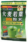 ●お召し上がり方・本品は、通常の食生活において、1日1〜2回を目安にお召し上がり下さい。本品は食品ですので、いつお召し上がりいただいてもかまいません。まず、牛乳又は水又はぬるま湯約100ccの中へ、1回に小さじに軽く1杯(約1.5g〜2.0g)を入れ、スプーン又はマドラーにて、すばやく、よくかきまぜてお召し上がり下さい。○また、シェーカーにて、シェイクしますと、より一層美味しい風味になります。シェーカーのない方は、小型のカラのペットボトルをご利用下さい。ご使用の際にはキャップをしめて注意してご利用下さい。○緑黄色野菜、食物繊維など、多く取りたい方は、1日6g〜9g(添付のさじ山盛り4〜5杯)お召し上がり下さい。○お好みにより、濃さは調整して下さい。○抹茶は入っておりません ○生ものですので、つくりおきしないでください。○氷を入れた冷たい牛乳又は水に入れてお飲みになりますと、より一層おいしくなります。このような方に○牛乳嫌いの方でも 、牛乳に混ぜての青汁はおいしく召し上がって頂けます。○野菜不足の方、青野菜の補助に・・・○野菜嫌いの方、偏食の多い方に・・・○健康維持を心がける方の野菜素補助に・・・○カルシウム、食物繊維不足の方に・・・○食べたものが、食物繊維で・・・○葉酸は、妊婦さんにおすすめです。●商品詳細商品名：大麦若葉粉末100%(スティックタイプ・シェーカーつき)名称：食物繊維食品原材料名：大麦若葉粉末内容量：21g（3g×7包）保存方法：直射日光及び、高温多湿の所を避けて、涼しいところに保存してください。使用上の注意 ：○本品は食品でありますが、お体に合わない場合にはご使用を中止してください。○小児の手の届かない所へ保管してください。○粉末を直接口に入れますとのどに詰まることがありますので、おやめ下さい。○冷蔵庫に保管しますと風味が、損なわれますので、できるだけ避けてください。○ 開封後はお早めに、ご使用下さい。尚、開封後は、特有の香りに誘われて、内袋に虫類の侵入する恐れがありますので、袋のファスナーを、キッチリと端から押さえて閉めてください。涼しい所に保管してください。特に夏季は要注意です。 ○食生活は、主食、主菜を基本に、食事のバランスを。 ●栄養成分表示 エネルギー 325kcal ヨウ素 26ppm タンパク質 29.7g アスパラギン酸 3,500mg 脂　質 6.8g アラニン 2,000mg 糖　質 12.6g アルギニン 1,800mg 総食物繊維　47.2g　水溶性食物繊維　2.6g不溶性食物繊維　44.6g イソロイシン　1,400mg グリシン 　1,700mg　グルタミン酸　3,700mg 　ナトリウム 112mg シスチン 440mg ビタミンB1 0.80mg スレオニン 1,400mg ビタミンB2 2.03mg セリン 1,300mg ビタミンB6 0.96mg チロシン 1,200mg ビタミンB12 0.5μg トリプトファン 450mg ビタミンC 117mg バリン 2,000mg ビタミンE 7.7mg ヒスチジン 660mg ビタミンK 3,320μg フェニルアラニン 1,700mg ビオチン 14μg プロリン 1,400mg パントテン酸 4.33mg メチオニン 480mg カロチン 17,500μg リジン 1,900mg 葉　酸 650μg ロイシン 2,500mg ナイアシン 5.4mg アミノ酸　合計 29,530mg カルシウム 500mg オクタコサノール 13mg マグネシウム 190mg カテキン総量 120mg カリウム 2,200mg カフェイン(無水) 検出せず リ　ン 410mg グルコン酸 5,500mg 亜　鉛 4.2mg 全ポリフェノール 0.98g 銅 1.11mg 葉緑素 824mg% 鉄 48.9mg ルテイン 34.9mg マンガン 6.51mg SOD 46,000単位 セレン 5.4μg γ-アミノ酪酸 110mg クロム 3.4ppm β-グルカン 7,200mg 広告文責：株式会社ドラッグピュア神戸市北区鈴蘭台北町1丁目1-11-103TEL:0120-093-849製造販売者：山本漢方製薬株式会社区分：食品・日本製