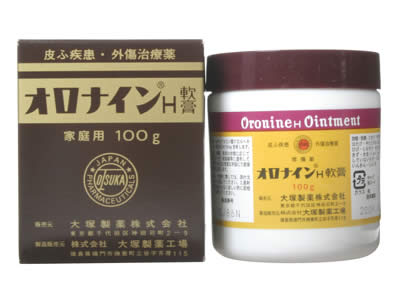 容量：100g【製品特徴】■皮膚疾患、外傷治療薬の常備薬です。・にきび、吹出物には少量をかるくすりこんでください。※べとつく場合は、タオル、ガーゼ等で拭きとってください。・きず（きりきず、すりきず、つききず）には患部を清潔にして塗ってください。※オロナインH軟膏はきず口を消毒し、化膿を防ぎます。・軽度のやけどの場合は、患部に塗ってガーゼを当ててください。※化膿を防ぎます。・ナイフ、カミソリなどによるきりキズにご使用ください。※オロナインH軟膏の殺菌作用により化膿を防ぎます。・水虫にはお風呂上りにすりこむのが効果的ですが、毎日忘れぬよう根気よくお続けください。※なお、じゅくじゅくした湿潤性の水虫には適当ではありません。・いんきん、たむし、しらくも、はたけにもオロナインH軟膏をご使用ください。・外出や旅行のときの携帯薬としても使用できます。・冬のひび、しもやけ、あかぎれには水仕事のあとやお風呂上り、お寝み前によくすりこんでください。■剤　型　・親水性軟膏■効能・効果・にきび、吹出物、はたけ、やけど(かるいもの)・ひび、しもやけ、あかぎれ、きず・水虫(じゅくじゅくしていないもの)、たむし、いんきん・しらくも■用法・用量・患部の状態に応じて適宜ガーゼ、脱脂綿等に塗布して使用するか又は清潔な手指にて直接患部に応用します。■成　分・グルコン酸クロルヘキシジン液(20％):10mg 添加物として、・ラウロマクロゴール・ポリソルベート80 ●硫酸Al/K ・マクロゴール ●グリセリン・オリ−ブ油・ステアリルアルコール・サラシミツロウ・ワセリン・自己乳化型ステアリン酸グリセリン・香料・精製水 を含有します。【使用上の注意】・相談すること1.次の人は服用前に医師または薬剤師に相談すること（1）医師の治療を受けている人。（2）本人または家族がアレルギー体質の方。（3）薬や化粧品によりアレルギー症状を起こしたことがある人。（4）患部の湿潤やただれのひどい人。2.次の場合は直ちに使用を中止し、商品添付説明文書を持って医師または薬剤師にご相談下さい。（1）使用後、次の症状が現われた場合・皮膚 ：発疹・発赤、かゆみ、はれ （2）5〜6日位使用しても，症状がよくならない場合。また、症状が悪化した場合。 【保管及び取扱上の注意】1.直射日光の当たらない湿気の少ない涼しい所に保管してください。2.小児の手の届かない所に保管してください。3.他の容器に入れ替えないでください。※誤用・誤飲の原因になったり品質が変わるおそれがあります。4.使用期限をすぎた製品は、使用しないでください。【お問い合わせ先】こちらの商品につきましての質問や相談につきましては、当店（ドラッグピュア）または下記へお願いします。 大塚製薬　お客様相談センターTEL:0120-550-708受付時間　月〜金（祝日除く）10時〜19時になります。 広告文責：株式会社ドラッグピュア○NM神戸市北区鈴蘭台北町1丁目1-11-103TEL:0120-093-849製造販売者：大塚製薬株式会社 区分：第2類医薬品・日本製文責：登録販売者　松田誠司殺菌効果にすぐれたグルコン酸クロルヘキシジン配合のお薬です。