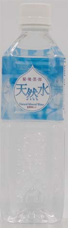 ＜採水地＞ 富山県下新川郡入善町 ＜特　長＞ 立山連峰の黒部峡谷の豊かな原生林からの雪解け水は豊かで美味しい地下水を供給します。花崗岩などの砂礫層を通り抜け適度にミネラルを含んだ豊かで美味しい水は全国の銘水の中でも、最高位の品質を誇る天然水です。広告文責：株式会社ドラッグピュア神戸市北区鈴蘭台北町1丁目1-11-103TEL:0120-093-849区分：食品(飲料水)・日本製