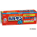 ■製品特徴 ●水につけるだけの簡単始動 ●少ない煙でスミズミまでよく効く ■使用上の注意 ■してはいけないこと■ この説明文書をよく読み、定められた使用方法を守ってお使いください。 間違った使い方をすると効力不足や健康を損ねることがあります。 (守らないと副作用・事故などが起こりやすくなります。) 1.病人、妊婦、小児は薬剤(煙)に触れないようにしてください。 2.煙を吸い込まないよう注意してください。万一吸い込んだ場合、咳き込み、のど痛、頭痛、気分不快等を生じることがあります。 3.退出後、必ず2~3時間以上経過してから入室してください。換気のために入室する際、刺激に敏感な方は薬剤を吸い込むと咳き込み、呼吸が苦しくなることがあります。必ず、タオルなどで口や鼻を押さえて薬剤を吸い込まないようにしてください。 4.煙が出始めたら部屋の外に出て、所定時間(2-3時間)以上経過しないうちに入室しないでください。煙が流入する可能性があるので、密閉性の低い隣室にはいないようにしてください。 5.使用後は充分に換気をしてから中に入ってください。 ▲相談すること▲ 1.煙を吸って万一身体に異常を感じたときは、できるだけこの説明文書を持って直ちに本品がオキサジアゾール系殺虫剤とピレスロイド系殺虫剤の混合剤であることを 医師に告げて、診療を受けてください。 2.今までに薬や化粧品等によるアレルギー症状(発疹・発赤、かゆみ、かぶれなど)を起こしたことのある人は、使用前に医師又は薬剤師に相談してください。 ●その他の注意● 1.定められた使用方法、使用量を厳守してください。 2.煙を感知するタイプの火災警報器・火災報知器、微粒子を感知するタイプのガス警報器は、反応することがあります。特に直下では使用しないでください。警報器に 覆いなどをした場合には、絶対にとり忘れないようにして、必ず元に戻してください。 火事と間違われないよう、近所にくん煙中であることを伝言してください。 大規模な駆除や夜間に使う場合は、消防署に連絡してください。 3.食品、食器、おもちゃ、飼料、寝具、衣類、貴金属、仏壇仏具、美術品、楽器、はく製、毛皮、光学機器などに直接煙が触れないようにしてください。また、ペット、観賞魚、植物は部屋の外に出してください。 4.精密機器(テレビ、パソコン、オーディオ製品、ゲーム機など)にはカバーをかけ、ブルーレイディスク、DVD、CD、MD、フロッピーディスク、磁気テープなどは直接煙に触れるとまれに障害を起こすことがあるので、専用ケースに収納してください。大型コンピューターのある所では使用しないでください。 5.銅、シンチュウ、亜鉛メッキ、銀メッキ製のものは変色することがあるので、覆いをするか部屋の外に出してください。 6.紙、衣類、寝具類、ポリ袋やプラスチック製品など燃えやすい物が倒れるなどで本品使用中に覆いかぶさると変色や熱変性を起こすことがあるので、必ず届かない所 に移してから本品を使用してください。 7.薬剤が皮膚に付いたときは、石鹸でよく洗い、直ちに水でよく洗い流してください。 8.加えた水が少なく、未反応薬剤が残った場合には、再び水を加えると薬剤が反応し熱くなりますので、水を加えないでください。 ■効能・効果 ゴキブリ、屋内塵性ダニ類、イエダニ、ノミ、トコジラミ（ナンキンムシ）、ハエ成虫、蚊成虫の駆除 ■用法・用量(天井までの高さ2.5mを目安として) ◆適用害虫 ゴキブリ、屋内塵性ダニ類、イエダニ、ノミ、トコジラミ（ナンキンムシ） 12.5g：6-8畳（10-13平方メートル）に1個 25g：12-16畳（20-26平方メートル）に1個 ◆適用害虫 ハエ成虫、蚊成虫 12.5g：12-24畳（20-40平方メートル）に1個 25g：24-48畳（40-80平方メートル）に1個 ■成分・分量 〔有効成分〕 メトキサジアゾン・・・6% ペルメトリン・・・8% 添加物として アゾジカルボンアミド、酸化亜鉛、ヒプロメロース、ソルビタン脂肪酸エステル、香料、その他1成分 を含有します。 ■剤型：その他 ■保管及び取扱いの注意 1.飲食物、食器及び飼料などと区別し、直射日光や火気・湿気を避け、小児の手の届かない温度の低い場所に保管してください。 2.使用後の容器は、各自治体の廃棄方法に従い捨ててください。 [その他の記載内容] 警報器に覆いをした場合は必ず取り外す。 ■注意 人体に使用しないこと ■使用方法 必ずご使用前にお読みください 〔使用前に準備すること〕 1.部屋(窓や換気口など)を閉め切り、害虫の隠れ場所となる戸棚、引き出し、押入れなどを開放する。なお、食品、食器、おもちゃ、寝具、衣類、仏壇仏具などは直接煙が触れないように、ビニールシートや新聞紙でカバーをするか、部屋の外に出す。 2.煙が触れないようにテレビ、パソコン、オーディオ製品などの精密機器やピアノなどの楽器にはカバーをする。ディスクやテープ類は付属のケースに入れる。 3.ペット類や観賞魚、植物などは部屋の外に出す。 4.煙を感知する火災警報器、微粒子を感知するガス警報器は反応することがあるので、袋などで覆う。 ・火災警報器、ガス警報器の取扱いについては、付属の説明書をよく読みご使用ください。 ・他の対処法:取り外す、プラグを抜く ・使用後は必ず元に戻してください 〔水ではじめるバルサンを始める〕 1.フタを外し、天面のシールをはがす。金属缶の入ったアルミ袋、添付文書、警報器カバーを取り出す。 ※アルミ袋は使用直前に開封してください。 2.水をプラスチック容器の黒破線のところまで正しく入れる。 ※水を入れ過ぎたり、水が少ないと効果に影響を与えることがあります。 水を入れたプラスチック容器を部屋の床面のほぼ中央に置く。 アルミ袋を開け、金属缶を取り出し、↑が上になるように水に浸してフタをはめる。 3.約30秒後に約20-30秒間勢いよく煙が出る。(その後徐々に弱まり、約8分間続く)煙が出始めたら部屋の外に出て、2~3時間またはそれ以上、そのまま部屋を閉め切る。 ※まれに熱によってフタ、プラスチック容器が変形することがありますが、安全性、有効性等の品質に影響はありません。 〔使用後に行うこと〕 1.所定時間部屋を閉め切った後、煙を吸い込まないようにして窓や扉を開放し、充分に換気してから中に入る。 2.部屋の床は駆除した害虫を除去するため、掃除機をかける。 3.食器などが煙に触れた場合は、水洗いしてから使う。 4.使用後の容器は、各自治体の廃棄方法に従って捨てる。 ※屋内塵性ダニ類は死骸もアレルギーの原因になると言われています。 バルサンをした後、畳・カーペットのダニは掃除機をかけ取り除きましょう。 寝具類のダニ退治には、天日干し後、入念に掃除機をかけるか、クリーニングをおすすめします。 〔お部屋を閉め切る時間〕 ○ゴキブリ、屋内塵性ダニ類、イエダニ、ノミ、トコジラミ(ナンキンムシ)、ハエ成虫、蚊成虫の駆除 2-3時間またはそれ以上 【お問い合わせ先】 こちらの商品につきましての質問や相談につきましては、 当店(ドラッグピュア）または下記へお願いします。 レック株式会社 消費者サービス部　バルサン電話お問い合わせ 電話：03-6661-9941 受付時間：平日9：00-16：00 広告文責：株式会社ドラッグピュア 作成：201903SN 住所：神戸市北区鈴蘭台北町1丁目1-11-103 TEL:0120-093-849 製造販売：レック株式会社 区分：第2類医薬品・日本製 文責：登録販売者　松田誠司 使用期限：使用期限終了まで100日以上 ■ 関連商品 レック　お取扱い商品 バルサン シリーズ