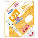 ■製品特徴 E-7IIシリーズの低濃度タイプ流動食 ※低濃度＝1ml当たり0.6kcal ※同組成で濃度が異なる製品をご用意しております。 「E-7II0.8アセプバッグ」（0.8kcal/1ml）、「E-7IIアセプバッグ」（1kcal/1ml） 1.ナトリウムの摂取量に配慮 2.水分投与量に配慮した低濃度タイプ 3.E-7IIと組み合わせて使用しやすい 4.クローズドパウチで衛生的 5.流動食の準備時間を短縮できる ＜おすすめポイント＞ ◆E-7IIそのままの栄養バランスで水分量にも配慮 E-7II0.6は、ナトリウム含料に配慮したE-7IIと同等の標準組成で、水分含量を高めた低濃度タイプ流動食です。 E-7IIと組み合わせてご使用いただけます。 だからE-7IIと組み合わせても使用しやすい！ E-7IIシリーズの組み合わせと水分量（1000Kcalの場合） E-7II0.6とE-7IIの組み合わせの一例です。（一部E-7II0.8を組み合わせています。） 患者さんに合わせてフラッシングの水分量等も加味し、1日の水分量を調整してください。 ◆ナトリウムに配慮 ナトリウム　180mg（食塩相当量0.46g） ◆飲みやすく、爽やかなヨーグルト風味 ◆水分投与量に配慮した低濃度タイプ 水分量 151ml/100kcal 452ml/300kcal ■形状 液体 ■保存方法 常温保存 ■容器形態 アセプバッグ ◆容器特長 プレミアムアセプティック製法とは 熱による製品へのダメージを抑えた滅菌プロセスにより実現した、衛生面に高度に配慮した新しい滅菌・充填システムによる製造方法です。 ■栄養機能食品（亜鉛・銅） 栄養機能食品とは、1日当たりの摂取目安量に含まれる栄養成分量が厚生労働大臣が定める規格基準に適合すれば、所定の栄養機能を表示することができる食品です。 亜鉛は、味覚を正常に保つのに必要な栄養素です。 亜鉛は、皮膚や粘膜の健康維持を助ける栄養素です。 亜鉛は、たんぱく質・核酸の代謝に関与して、健康の維持に役立つ栄養素です。 銅は、赤血球の形成を助ける栄養素です。 銅は、多くの体内酵素の正常な働きと骨の形成を助ける栄養素です。 ■主要原材料 デキストリン、植物油、難消化性デキストリン、精製魚デキストリン、植物油、難消化性デキストリン、精製魚油、食塩、乾燥酵母、カゼインNa、pH調整剤、香料、乳化剤、セルロース、グルコン酸亜鉛、甘味料（スクラロース）、ジェランガム、グルコン酸銅、（原材料の一部に乳成分、大豆を含む） ■アレルギー情報 ◆特定原材料 乳 ◆特定原材料に準ずるもの 大豆 ■保管、使用上の注意 1.医師・栄養士等のご指導に従って使用してください。 2.静脈内等へは絶対に注入しないでください。 3.牛乳・大豆由来の成分が含まれています。アレルギーを示す方は使用しないでください。 4.水分管理、電解質及び亜鉛・銅等の微量元素の補給量に配慮して使用してください。 5.使用開始時は、少量または低濃度（0.5〜1kcal/ml前後）とし、腹部症状等に注意しながら使用してください。 6.容器が落下・衝撃等により破損しますと、無菌性が損なわれます。取り扱いには十分注意してください。 7.容器は衛生的にお取り扱いください。 8.容器に漏れ・膨張等がみられるもの及び容器の破損しているものは使用しないでください。 9.食用酵母由来の沈澱、あるいは白色の浮遊物（脂肪）が認められる場合もありますが、品質には問題ありません。開封前によく振ってからご使用ください。 10.開封時に内容物の色・臭い・味に異常があるもの及び固まっているものは使用しないでください。 11.沈澱・凝固の原因となりますので、本品に果汁等の酸性物質や多量の塩類等を混合しないでください。 12.電子レンジで加温しないでください。加温する場合は、未開封のままポリ袋に入れ、お湯（約60℃）で体温程度を目安に温めてください。長時間または繰り返しの加温は、風味劣化・褐色化・沈澱等の原因となりますので避けてください。 13.容器は使い捨てです。繰り返しの使用は避けてください。 14.製品の上に重い物をのせたり、重ね置きすると、容器が破損するおそれがあります。 15.抽出口のキャップは、開栓後、栓として再利用できませんので廃棄してください。 16.容器本体部分をつかむと内容物が噴き出しますので、開封後も容器と抽出口の接合部分（固い部分）を持ってお取り扱いください。 17.開封後に全量使用しない場合には、直ちに冷蔵庫に保管し、その日のうちに使用してください。 18.室温で保存できますが、おいしさを保つために冷所での保管をおすすめします。 19.直射日光があたる場所や、高温な場所、凍結するような場所で保管しますと、風味劣化等の性状変化が認められる場合があります。 20.1日当たり1667mlを目安にお使いください。 21.本品は、多量摂取により疾病が治癒したり、より健康が増進するものではありません。亜鉛の摂りすぎは、銅の吸収を阻害するおそれがありますので過剰摂取にならないよう注意してください。1日の摂取目安量を守ってください。乳幼児・小児は本品の摂取を避けてください。 22.亜鉛は、味覚を正常に保つのに必要な栄養素です。亜鉛は、皮膚や粘膜の健康維持を助ける栄養素です。亜鉛は、たんぱく質・核酸の代謝に関与して、健康の維持に役立つ栄養素です。銅は、赤血球の形成を助ける栄養素です。銅は、多くの体内酵素の正常な働きと骨の形成を助ける栄養素です。 23.本品は、特定保健用食品と異なり、消費者庁長官により個別審査を受けたものではありません。 ■アセプバッグについての注意 1.容器は使い捨てです。繰り返しの使用は避けてください。 2.製品の上に重い物をのせたり、重ね置きすると、容器が破損するおそれがあります。 3.抽出口のキャップは、開栓後、栓として再利用できませんので廃棄してください。 4.容器本体部分をつかむと内容物が噴き出しますので、開封後も容器と抽出口の接合部分（固い部分）を持ってお取り扱いください。 5.本容器で水を補給する場合や、内容物を水でうすめる場合は、ジッパー口から必要量だけ入れ、ジッパーを完全に閉めた上で速やかに使用してください。 6.ジッパー開封後、容器を逆さや横置きにすると内容物が漏れるおそれがあります。 【お問い合わせ先】 こちらの商品につきましては、当店(ドラッグピュア）または下記へお願いします。 株式会社クリニコ 電話：0120-52-0050 受付時間：平日9：00-17：30（土曜・日曜・祝日を除く） 広告文責：株式会社ドラッグピュア 作成：201810SN 神戸市北区鈴蘭台北町1丁目1-11-103 TEL:0120-093-849 製造販売：株式会社クリニコ 区分：栄養機能食品（亜鉛・銅）・日本製 ■ 関連商品 クリニコ　お取扱い商品■クリニコの流動食シリーズは1日に必要な栄養バランスをよく