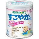 ■製品特徴 2015年から開始した第3回全国母乳調査からの研究成果を生かし、母乳に含まれる成分を配合しています。 「母乳から学び、その成果を生かすこと。」 1960年の日本初の全国母乳調査からおよそ30年ごとに3回にわたる大規模な調査を行い、現在にいたるまで母乳研究を続けている商品です。 これまでにシアル酸、母乳オリゴ糖（ガラクトシルラクトース）、リボ核酸などの母乳成分の配合を実現してきています。 今回、ビーンスタークすこやかM1は全国母乳調査からの最新の研究成果を生かし、日本で初めて育児用粉ミルクに「オステオポンチン」を配合。*1 赤ちゃんのために、そしてお母さんのために、母乳研究を生かした商品です。 *1オステオポンチン配合の乳児用調製粉乳として(2019年3月時点) ■使用方法 すりきり1さじ(約2.6g)のできあがり量は20mlです。 ＜ミルクの飲ませ方＞ 標準的な使用量は表をご覧ください。 表は男女の標準体重にもとづいたものですので、赤ちゃんの発育に合わせて量や回数を加減してください。 1回分ずつ調乳し、作りおきや飲み残しは飲ませないでください。 赤ちゃんの体質や健康状態に応じて、医師、助産師、看護師、保健師、管理栄養士、栄養士等にご相談ください。 ◆標準使用量表 ■ご注意(お願い) ◆必ず缶に入っている専用スプーンを使用し、使用後は洗って乾かし、缶に入れずに衛生的に保管してください。 ◆ミルクは清潔な場所で、虫やほこり、髪の毛などが入らないようにご使用ください。 ◆熱湯やミルクの入った哺乳びんなどによるやけどにご注意ください。 ◆一度沸騰した70度以上のお湯で調乳後、必ず、速やかに体温くらいにさまして2時間以内に飲ませてください。 ◆電子レンジで加熱しないでください。 ◆湿気を避け、乾燥した涼しい場所に保管し、冷蔵庫には入れないでください。 ◆開缶後は1ヵ月以内に使いきるようにしてください。 ◆缶の破棄やミルクの移しかえなどのために缶切りを使用しないでください。 ◆切り口で手をけがしたり、切りくずがミルクに混入するおそれがあります。 ■原材料 ホエイパウダー、植物油（パーム核油、大豆油、パーム油、カノーラ油）、乳糖、脱脂粉乳、全粉乳、バターミルクパウダー、カゼイン、乳清たんぱく質濃縮物、たんぱく質濃縮ホエイパウダー、精製魚油、リボ核酸（RNA）、L-カルニチン、酵母／塩化K、炭酸Ca、リン酸Ca、V.C、硫酸Mg、炭酸K、クエン酸K、クエン酸鉄Na、イノシトール、タウリン、シチジル酸Na、硫酸亜鉛、V.E、ナイアシン、パントテン酸Ca、ウリジル酸Na、硫酸銅、V.A、V.B6、5’-AMP、グアニル酸Na、V.B1、イノシン酸Na、葉酸、カロテン、ビオチン、V.D、V.K、V.B12、（一部に乳成分・大豆を含む） ■栄養成分表示（100gあたり) エネルギー514kcal・ビタミンB2　0.8mg・ナイアシン　5.0mg・カリウム　500mg・たんぱく質　11.1g・ビタミンB6　0.4mg・パントテン酸　4.0mg・マグネシウム　37mg・脂質　27.8g・ビタミンB12　1.5μg・葉酸　100μg・銅　0.31mg・炭水化物　56.1g・ビタミンC　60mg・ビオチン　15μg・亜鉛　3.0mg・食塩相当量　0.38g・ビタミンD　9.3μg・カルシウム　350mg・セレン7.5μg・ビタミンA450μg・ビタミンE4.5mg・リン200mg・ビタミンB1　0.4mg・ビタミンK　26μg・鉄　6.2mg・オステオポンチン40mg・αーリノレン酸0.65g・リボ核酸(RNA)10〜30mg・β-カロテン40μg・シスチン190mg・ドコサヘキサエン酸(DHA)70mg・ガラクトシルラクトース　2.5g・塩素　310mg・タウリン26mg・リン脂質　230mg・シアル酸　165mg・灰分　2.2g・カルニチン15mg・スフィンゴミエリン70mg・コリン65mg・水分2.8g・リノール酸5.2g・ヌクレオチド16mg・イノシトール60mg・主要な混合物　乳又は乳製品以外の乳成分（乳糖・カゼイン・乳清たんぱく質）24,9％乳脂肪以外の脂肪(パーム核油・大豆油・パーム油・カノーラ油・精製魚油）26,5％ ■保存方法 湿気を避け、乾燥した涼しい場所に保管してください。 【お問い合わせ先】 こちらの商品につきましては当店(ドラッグピュア)または下記へお願いします。 雪印ビーンスターク株式会社　お客様センター 電話：0120-241-537 受付時間： 9:00〜17:00 土日祝除く 商品についてお気づきの点やお問い合わせなどがございましたら、上記フリーダイヤルまでお電話をいただきますよう、よろしくお願いいたします。 広告文責：株式会社ドラッグピュア 作成：201512JE,201908SN 神戸市北区鈴蘭台北町1丁目1-11-103 TEL:0120-093-849 製造販売：雪印ビーンスターク株式会社 区分：特別用途食品（乳児用調製粉乳）・日本製 ■ 関連商品 雪印ビーンスターク　お取扱い商品 すこやかM1　シリーズ