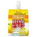 ■製品特徴13種の全ビタミンでカラダの調子を整えるゼリー飲料忙しく不規則な生活で食事が乱れがちな時など、十分に摂りきれないビタミン全13種を一度に摂ることができる「1日分のビタミンゼリー」。適度なエネルギー(105kcal)が補給できるので小腹満たしや間食におすすめです。人工甘味料不使用なので果実らしいおいしさが味わえます。栄養機能食品（ビオチン）ビオチンは、皮膚や粘膜の健康維持を助ける栄養素です。〜食生活は、主食、主菜、副菜を基本に、食事のバランスを。■内容量180ml×24個■原材料糖類(砂糖(国内製造)、果糖ぶどう糖液糖)、グレープフルーツ果汁／酸味料、ゲル化剤(増粘多糖類)、乳酸カルシウム、V.C、塩化カリウム、パントテン酸Ca、ナイアシン、香料、V.E、V.B1、V.B2、V.A、V.B6、葉酸、V.K、ビオチン、V.D、V.B12■栄養成分表示1袋(180g)当たり：エネルギー 105kcal、脂質 0g、食塩相当量 0.34g、ビタミンB1 1.2〜3.3mg(100〜275%)、ビタミンB6 1.3mg(100%)、ビタミンC 100〜300mg(100〜300%)、ビタミンE 6.3mg(100%)、ナイアシン 13mg(100%)、葉酸 240〜710μg(100〜296%)、たんぱく質 0g、炭水化物 26g、ビタミンA 770μg(100%)、ビタミンB2 1.4mg(100%)、ビタミンB12 2.4〜11.7μg(100〜488%)、ビタミンD 5.5μg(100%)、ビタミンK 150μg(100%)、パントテン酸 4.8〜27.7mg(100〜577%)、ビオチン 50μg(100%)■賞味期限製造後10ヶ月■保存方法直射日光・高温・凍結を避けて保存してください。■注意事項■ビオチンは、皮膚や粘膜の健康維持を助ける栄養素です。■ビタミンAを含みますので妊娠3ヶ月以内又は妊娠を希望する女性は過剰摂取にならないよう注意してください。■ビタミンKを含みますので血液凝固阻止薬を服用している方は本品の摂取を避けてください■1日当たり1袋を目安にお飲みください。■本品は、多量摂取により疾病が治癒したり、より健康が増進するものではありません。1日の摂取目安量を守ってください。■本品は、特定保健用食品と異なり、消費者庁長官による個別審査を受けたものではありません。■薬を服用あるいは通院中の方はお医者様にご相談の上お召し上がりください。■乳幼児は摂取をお控えください。■開封後は早めにお召し上がりください。■冷やすといっそうおいしくお飲みいただけます。■凍結・高温により食感が変わったり、水分が分離することがあります。■成分がキャップ裏に付着したり、日数の経過により液色が変わることがありますが、品質には問題ありません。■空容器はくずかごへお捨てください。【お問い合わせ先】こちらの商品につきましての質問や相談は、当店(ドラッグピュア）または下記へお願いします。ハウスウェルネスフーズ株式会社〒664-0011　兵庫県伊丹市鋳物師3丁目20番地電話：0120-80-9924受付時間：平日10:00〜16:00広告文責：株式会社ドラッグピュア作成：202103AY神戸市北区鈴蘭台北町1丁目1-11-103TEL:0120-093-849製造販売：ハウスウェルネスフーズ株式会社区分：栄養機能食品（ビオチン）・日本製文責：登録販売者 松田誠司■ 関連商品ゼリー飲料関連商品ハウスウェルネスフーズ株式会社お取り扱い商品