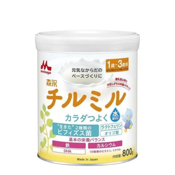 ■製品特徴チルミルは、満1歳頃から3歳頃までの乳児用に大切な栄養をバランスよく配合したフォローアップミルクです。牛乳では不足がちな鉄分の補給にもチルミルをおすすめします。日本初のビフィズス菌入りフォローアップミルクです。■内容量800g■原材料乳糖、でんぷん分解物、調整脂肪（パーム油、パーム核油、大豆油、カノーラ油）、ホエイパウダー、カゼイン、脱脂粉乳、乳清たんぱく質、バターミルクパウダー、乳糖分解液（ラクチュロース）、ガラクトオリゴ糖液糖、精製魚油、ラフィノース、カゼイン消化物、ビフィズス菌末 / 炭酸カルシウム、塩化マグネシウム、リン酸三カルシウム、リン酸三カリウム、レシチン、クエン酸三ナトリウム、塩化カルシウム、炭酸カリウム、リン酸水素二カリウム、ビタミンC、ラクトフェリン、塩化カリウム、ピロリン酸第二鉄、クエン酸、ニコチン酸アミド、ビタミンE、パントテン酸カルシウム、シチジル酸ナトリウム、イノシン酸ナトリウム、グアニル酸ナトリウム、ウリジル酸ナトリウム、ビタミンA、ビタミンB6、5’‐アデニル酸、ビタミンB1、ビタミンB2、葉酸、β‐カロテン、ビタミンD3、ビタミンB12■栄養成分表示エネルギー 460kcal たんぱく質 14.0g 脂質 18.0g 炭水化物 61.0g 食塩相当量 0.58g カルシウム 720mgビフィズス菌（B. breve M‐16V, B. longum BB536）：10億個、ビタミンB6：0.75mg、葉酸：130μg、たんぱく質：14.0g、ビタミンB12：1.4μg、カリウム：720mg、脂質：18.0g、ビタミンC：60mg、炭水化物61.0g、ビタミンD：4.7μg、鉄：8.5mg、ビタミンE：5.4mg、マグネシウム：90mg、ビタミンA：500μg、ビタミンK：27μg、リン：380mg、ビタミンB1：0.7mg、ナイアシン：6.2mg、ビタミンB2：0.8mg、パントテン酸：5.0mg、ラクトフェリン：55mg、スフィンゴミエリン：46mg、ヌクレオチド：6 mg、リノール酸：2.5g、ラクチュロース：400mg、塩素：540mg、α‐リノレン酸：0.4gラフィノース：300mg、ドコサヘキサエン酸(DHA)：75mg、ガラクトオリゴ糖：300mg、灰分：4.0 g、リン脂質：300mg、β‐カロテン：42μg、水分：3.0 g■使用方法○使用量の目安すりきり1さじ（約5．6g）は、できあがり量40mLです。（1）煮沸して50℃くらいにさましたお湯をコップ(または哺乳瓶)に約140ml入れます。（2）専用スプーンで必要量のミルク（スリキリ5サジ)を入れ、よく溶かします。（3）できあがり量(200ml)までお湯を加え、軽くかき混ぜて下さい。（4）体温くらいにさましてから飲ませてあげてください。・月齢9〜12ヵ月（標準体重8．3〜8．9kg）・・・1日の回数5回（2回チルミルのみ／3回離乳食の後）、1回の使用量：さじ数5できあがり量200mL／さじ数2〜3できあがり量80〜120mL、1日の目安量640〜760mL・月齢12〜18ヵ月（標準体重8．9〜10．0kg）・・・1日の回数2回、1回の使用量さじ数5：できあがり量200mL、1日の目安量400mL・月齢18ヵ月〜3歳（標準体重10．0〜13．2kg■注意事項○直射日光を避け室温で保存してください。○専用スプーンを使用した後は洗って乾かし、缶に入れずに衛生的に保管してください。○開缶後は湿気、虫、ホコリ、髪の毛などが入らないようにフタをきちんとしめてください。○開缶後は湿気を避け、乾燥した涼しい清潔な場所に保管し、冷蔵庫等には入れないでください。○賞味期限（開缶前）は缶底に保管してあります。○開缶後はなるべく早く（1ヵ月以内）使い切るようにしてください。■アレルギー乳成分・大豆【お問い合わせ先】こちらの商品につきましての質問や相談は、当店(ドラッグピュア）または下記へお願いします。森永乳業株式会社〒108-0014 東京都港区芝五丁目33番1号電話：0120-303-633受付時間：9:00〜17:00（年末年始を除く）広告文責：株式会社ドラッグピュア作成：202411AY神戸市北区鈴蘭台北町1丁目1-11-103TEL:0120-093-849製造販売：森永乳業株式会社区分：食品文責：登録販売者 松田誠司■ 関連商品ミルク関連商品ベビー用品関連商品森永乳業株式会社お取り扱い商品