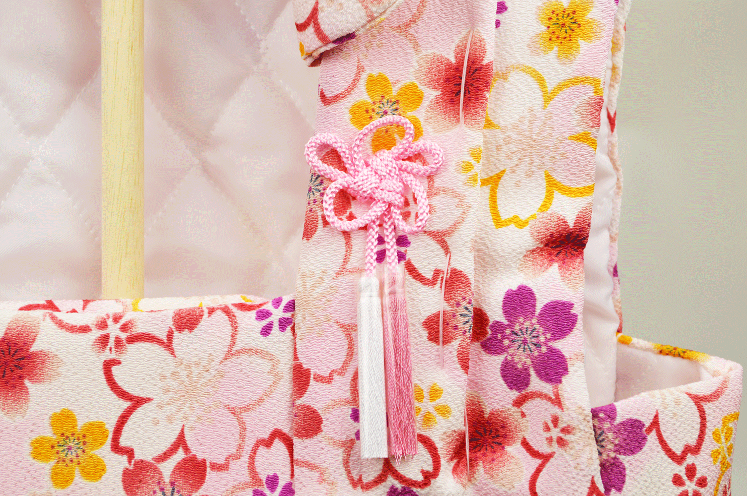 【桃の節句】被布着【北寿監修】日本製　ちりめんお祝い着被布　花づくし（ピンク）白木製　専用飾り台付※淡い色目になります。