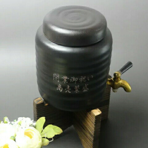 ☆焼酎サーバー サイズ（約）：幅150×奥行180×高さ240mm 容量：約1．0L 材質：本体（陶器） 蛇口：真鍮 台：天然木（焼杉） パッキン：シリコーン ☆サーバー側面に好きな文字が入れられます！ 人気の「〜の酒」や「〜専用」はもちろん、その他、英字の文字入れも可能です。 購入するからお進み頂き、備考欄に入れたい文字をご記入ください。 文字入れ範囲が横幅3cm×縦幅7cmですので、横書きよりも縦書きをオススメいたします。 縦書きで、5文字程度×3行程度でお願い致します。 購入するからお進み頂き、備考欄へご記入願います。 【ご利用用途】 結婚祝い 結婚式 出産祝い 出産内祝い 内祝い 入学式 入学祝い 入学お祝い 卒業式 卒園式 卒団式 父の日 母の日 敬老の日 還暦祝い 引越し祝い 新築祝い 新居祝い お祝い 贈り物 ギフト お配り物 プレゼント 記念日 両親 プレゼント 誕生日 プレゼント 誕生日プレゼント 開業祝い 開店祝い 開院祝い 米寿 喜寿 古希 結婚式 銀婚式 金婚式 同窓会 結婚記念日 関連ワード 結婚祝い 結婚式 出産祝い 出産内祝い 内祝い 入学式 入学祝い 入学お祝い 卒業式 卒園式 卒団式 父の日 母の日 敬老の日 新築祝い 引越し祝い 還暦祝い 開業祝い 開店祝い 開院祝い 米寿 喜寿 古希 結婚式 銀婚式 金婚式 同窓会 結婚記念日 誕生日プレゼント お誕生日 プレゼント ギフト 贈り物 贈物 お祝い お礼 返礼品 記念日 記念品 オリジナル 両親 名前入り ネーム入り 文字刻印 文字彫刻 実用的 エッチング あかちゃん 父親 母親 両親 おじいちゃん おばあちゃん 祖父 祖母 友人 友達 おしゃれ お洒落 オーダーメイド 送別会 寿退社 お別れ会 転勤 転校 贈呈品 ご贈答品 贈答品 名入れ メッセージギフト メッセージ 名入り ラッピング のし 熨斗 名入れ メッセージ 文字入れ 開業祝い 開院祝い 贈り物 世界にひとつ 女性 男性 インテリア雑貨 人気 写真立て 写真たて フォトフレーム もらってうれしい 好評 ペット 喜ぶ 喜ばれる 写真縦向き 商品ラインナップ グラス コップ 名入れグラス 名入れコップ メッセージグラス マグカップ 湯呑み 湯呑 ビアグラス 焼酎カップ ワイングラス カクテルグラス マイボトル 灰皿 アシュトレイ 表札 看板 ミラー 鏡 デジタルフォトフレーム ペーパーウエイト タオル 名刺入れ ストラップ キーホルダー ペンダント 花瓶★ご家庭で本格的な焼酎を楽しめます！ 容量900mlの焼酎瓶が丸々1本分注げます！ 焼酎は本来、陶器の甕（かめ）で熟成されます。 本品で寝かせることにより、いつもの焼酎が まろやかに美味しくなります！