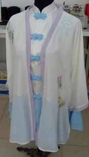 【太極拳】【服】刺繍表演服は当店でしか手に入れられない珍しい表演服です!太極拳服紗衣・白色寛縁取り刺繍花紗衣 【太極拳】【服】刺繍表演服は当店でしか手に入れられない珍しい表演服です!太極拳服紗衣・白色寛縁取り刺繍花紗衣