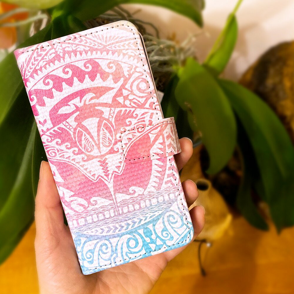 ポリネシアン ハワイ ホヌ モアナ 海 スマホケース arrows M05 ケース 手帳型 アロウズ カバー デザイン ポリネシアンタトゥー パウヒ トライバル 民族 パウヒ ティキ マンタ 釣り針 ハワイアン グッズ