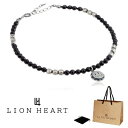 ギフト対応 新品 正規品 LION HEART ライオンハート LEO レオ アンクレット ビーズアンクレット beads anklet 1AN039A0OX 【素材】 オニキス 真鍮 【サイズ】 チャーム：約縦10mm×横10mm 足首周り:約21-24cm 【カラー】 ブラック 付属品 専用紙袋・専用巾着・取扱説明書一式兼保証書(ギャランティー)一式・口留シール 【beads anklet-ビーズアンクレット-】 多面カットされたビーズが夏の太陽にギラギラと反射し、足元を華やかに演出してくれます。 全体的に派手過ぎないカラバリは、タウンユースにも使いやすいため、悪目立ちせず着用していただきます。 メタルビーズとアイコニックな揺れるLEOのチャームが遊び心あるアクセントに。 春夏スタイルにオススメのリラックス感ある仕上がり。 ONYX-オニキス- 修行僧が身に着けていたことから「魔除け」の意味で親しまれる。 ギリシア語の「爪(ONYXIS)」に由来。 【LEO-レオ-】 ライオンをアイコニックに表現したシリーズ。 ストリートに根付く遊び感とラグジュアリーをミックスさせたデザインプロダクト。カテゴリトップ＞ アクセサリー＞ アンクレット カテゴリトップ＞ アクセサリー＞ ブランド＞ ライオンハート カテゴリトップ＞ アクセサリー＞ 素材＞ 真鍮 カテゴリトップ＞ アクセサリー＞ メンズ