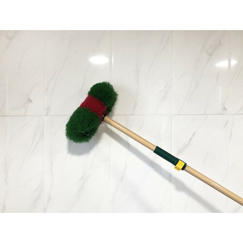 i納期や在庫状況をお問合せの際は下記の商品コードをお伝えください商品コードts_2574160特長360度にモップが付いているため、あらゆる角度で掃除可能です。ポリプロピレンの毛によりタイルや底表面をたわしのように掃除できます。柔らかい素材でキズなしで水垢を掃除できます。プールや水族館など水がある場所の掃除に最適です。柄の真ん中のバックルをはずすと2本に分かれ、省スペースでの保管が可能です。用途水がある場所の掃除に。商品スペック仕様・規格幅(mm)：280長さ(mm)：1250材質／仕上毛：ポリプロピレン（PP）柄：スチール（粉体塗装）注意事項提供不可：SDS※画像は代表画像です。色・仕様は型番により異なります。TRUSCO モップ を見るその他 モップ を見る関連キーワード：TRUSCO / トラスコ中山 / モップ / SC4135