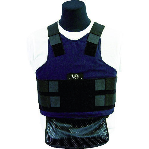 i納期や在庫状況をお問合せの際は下記の商品コードをお伝えください商品コードts_8594429特長洋服の下に着用するタイプのキャリアです。U.S. Armor社のキャリアの中で最もシンプルなデザインの製品です。6か所に伸縮性のベルクロ［［R上］］がついており、サイズの微調整が可能です。シャツテイル付きです。用途商品スペック仕様・規格色：ネイビーサイズ：S胸囲(cm)：86〜91腹囲(mm)：686〜762適合パネル：Enforcer6000(男性用)、EnforcerXP材質／仕上ポリコットン注意事項本製品だけでは防弾の機能はありません。必ず別売のパネルと一緒にご使用ください。保証期間：18か月※画像は代表画像です。色・仕様は型番により異なります。US Armor 防犯用ベスト を見るその他 防犯用ベスト を見る関連キーワード：US Armor / U.S. Armor社 / 防犯用ベスト / SC4641