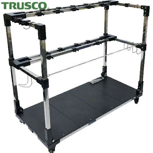 i納期や在庫状況をお問合せの際は下記の商品コードをお伝えください商品コードts_2072103特長様々なフックの形で、多くの掃除用具を保管できます。折り畳み可能なので、使わない時に容易に収納できます。キャスター付きなので簡単に移動させることが出来ます。ステンレスチェーンが前面に付いていて用具が倒れるのを防ぎます。用途清掃用品の収納に。商品スペック仕様・規格幅(mm)：860奥行(mm)：410高さ(mm)：800色：黒、シルバー最大使用荷重(kg)：100フック(個)：11折りたたみ式50mmABS自在キャスターフックの形状は2種類で、柄をはさみこむU型、柄を通すO型があります。U型フックサイズ：32mm（2個）、23mm（5個）O型フックサイズ：最大直径34mm（5個材質／仕上ボディ：ステンレス、ABS樹脂、ナイロン、PE車輪：スチール、ゴム　チェイン：ステンレス注意事項清掃用品は別売りです。提供不可：SDS※画像は代表画像です。色・仕様は型番により異なります。TRUSCO モップハンガー を見るその他 モップハンガー を見る関連キーワード：TRUSCO / トラスコ中山 / モップハンガー / SC4186