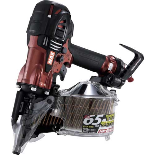 【特長】 ●新機構により部品交換、切替なしで79種類の釘が打てます ●新・風量調整エアダスタ搭載で、トリガ脇ボタンで先端噴射ができ、風量調節可能です ●鋼製束用コンクリートピンも打てます 【仕様】 ●使用空気圧：1.2～2.3MPa ●65mmネイラ用 ●高さ(mm)：302 ●幅(mm)：126 ●全長(mm)：324 ●適合ネイル頭径×胴径×長さ(mm)：5.0～7.3×2.1～3.3×26～65 ●ネイル装填数(本)：100・200・250・300・400 ●色：マイスターレッド ●質量：2.2kg 【セット内容】 ●保護メガネ ●ジェットオイラ（油入）