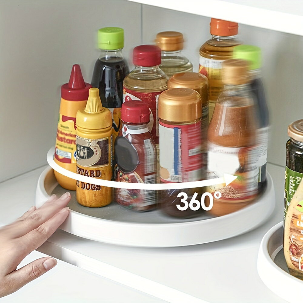 ■ 360°自由に回転！奥の調味料もらくらく取り出し くるっと回すだけで、棚の奥にしまった調味料やボトルが手前にやってくる便利な回転トレーです。 冷蔵庫の中やキッチン棚のデッドスペースを有効活用し、収納・取り出しをスムーズにします。 ■ すべり止め付きで、倒れにくい安心設計 トレーの表面には、すべり止めの凸凹（ドット加工）を施しています。 重いボトルや不安定な形状の容器を置いても、回転時の遠心力でズレたり倒れたりするのを防ぎます。 ■ まわりをしっかりガード！立ち上がりフチ付き トレーの外周には、立ち上がりのあるフチを装備。 万が一、液体が漏れた際もトレーの外にこぼれにくく、棚や冷蔵庫が汚れるのを防ぎます。 ■ 丈夫なプラスチック製＆クリーンなホワイトカラー 高品質なプラスチック素材を採用し、水に強く耐久性にも優れています。 汚れたら水洗いできるので、いつでも清潔に保てます。 シンプルなホワイトカラーは、どんなインテリアにもすっきりと馴染みます。 ■ キッチンだけでなく、家中で大活躍！ キッチンの調味料やスパイス、洗剤の収納はもちろん、 リビングのコスメやスキンケア用品、デスク周りの文房具、冷蔵庫の中の食材整理など、様々なシーンでご利用いただけます。 ■ 製品仕様 商品名：360°回転ターンテーブル（回転トレー） サイズ：直径 約25cm × 厚さ 約2.5cm カラー：ホワイト（内側：グレーすべり止め加工） 素材：高品質プラスチック 回転方式：360°スムーズ回転 特徴：すべり止め加工 / 立ち上がりフチ / 水洗い可 / 軽量・丈夫 用途：調味料収納、コスメ収納、文房具収納、冷蔵庫整理 ■ ご注意 ※サイズは手作業による測定のため、多少の誤差が生じる場合がございます。予めご了承ください。 ※モニターの設定や光の加減により、実際の商品の色と画像の色が若干異なる場合がございます。