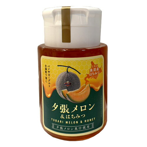 ▼こちらの商品は 【出荷までの目安】 【ラッピングNG】 【のしがけNG】 【常温便OK】 【冷蔵便OK】 【冷凍便NG】 となります。夕張メロン＆はちみつ　300g 夕張メロンのとろける甘みと、やさしいはちみつが織りなす贅沢な味わい！ 芳醇な香りと甘くとろける果実感が魅力の夕張メロンに、北海道美深産はちみつのまろやかなコクを重ねた「夕張メロン＆はちみつ」。 フルーティーで華やかな風味と、奥行きのある上品な甘さが広がる、北海道の恵みを感じられる一品です。 ひとさじで特別感を味わえる贅沢なはちみつに仕上げました。 商品ポイント ■ 夕張メロンの芳醇な香りと濃厚な甘み 北海道を代表する夕張メロンの豊かな香りと、とろけるような甘さを贅沢に楽しめます。 ■ 美深産はちみつのまろやかなコク やさしく広がる自然な甘みが、メロンの風味を引き立て、バランスの良い味わいに。 ■ 幅広く楽しめるアレンジ力 パンやヨーグルトはもちろん、お湯割りやドリンクにもおすすめ。ひとさじで華やかな風味をプラスします。 ■栄養成分表示（100gあたり）■ エネルギー：374kcal たんぱく質：0.2g 脂質：0.1g 炭水化物：93.7g 食塩相当量：0.00g ※推定値 内　容 はちみつ加工品　300g 原材料名 精製はちみつ（国内製造）、メロン果汁、はちみつ、レモン果汁／増粘剤（ペクチン）、香料 賞味期限 製造から約365日在庫状況、輸送日数により賞味期限が短くなる場合がございます。 保存方法 直射日光、高温多湿を避けて常温にて保存 発送種別　 常温便 販売者 株式会社PLUSワン ご用途 お祝い・お中元・内祝い・お歳暮などのギフトに。 【プレゼント・父の日・母の日・御祝・御祝い・御中元・内祝・御歳暮・贈り物・贈物・贈りもの 北海道・お土産・みやげ・プチギフト・ご褒美】