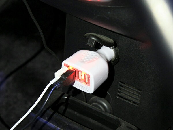 USB DC変換アダプター カーチャージャー●USB 4ポート搭載 高出力2.1A【iPhone4s iPad対応】iPod iPhone GALAXY S2(ギャラクシーS2) スマートフォン Xperia　arc(エクスペリア) is03 等USB充電機器対応●DT-CAR4USB【カーチャージャー】