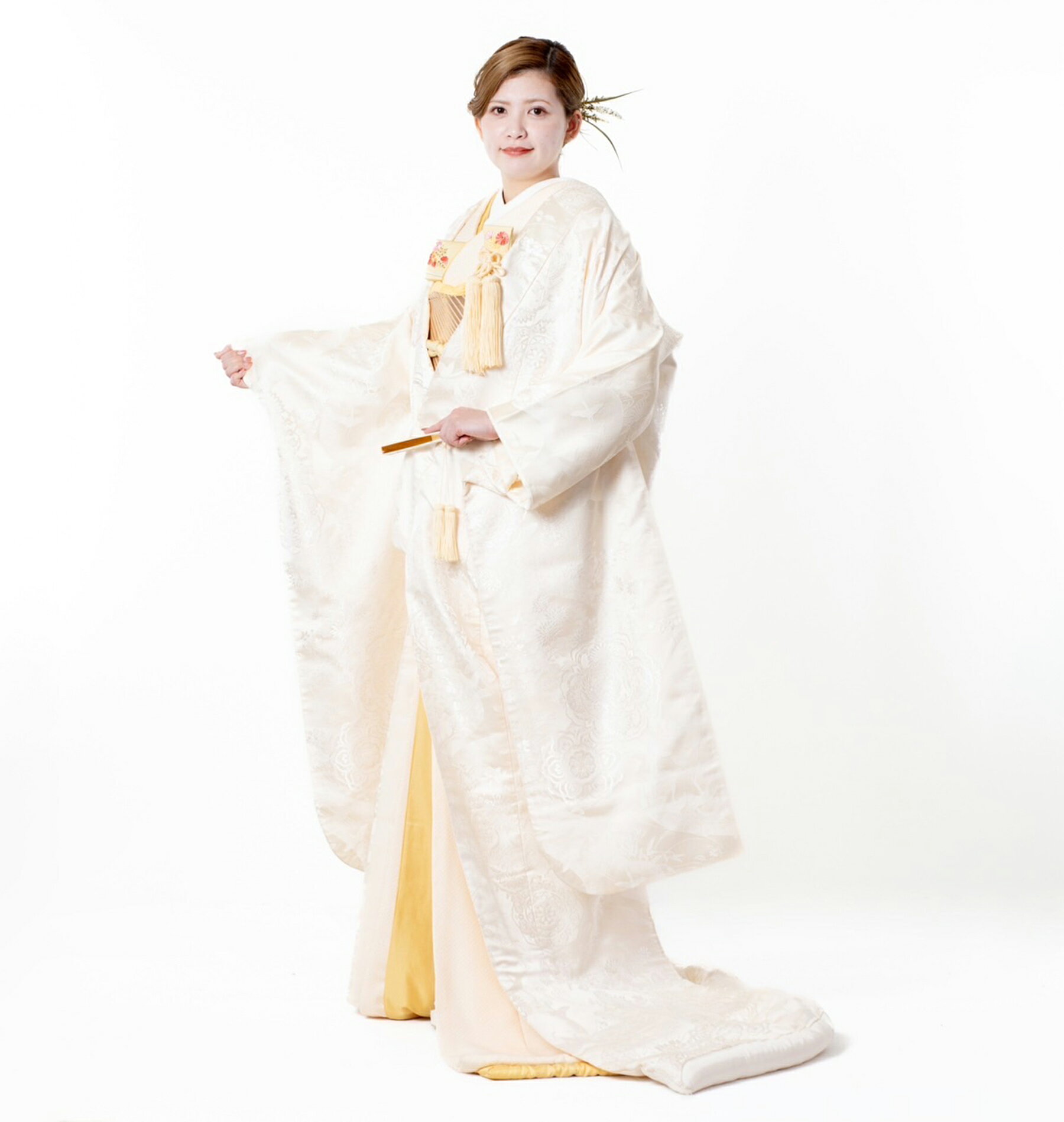 商品情報素材/材質正絹サイズ/寸法7号〜15号身長150cm〜170cm位モデル身長：163cmご利用案内・モニター発色の具合により色合いが異なる場合がございます。・延長や延滞は1日につき10%料金に加算させていただきます。・クリーニングの必要な汚れや破損がある場合、別途クリーニング代、修理代をいただきます。・著しい汚れ、破損、紛失等、リース不可能となった場合は、その商品の仕入れ価格、使用頻度、希少価値などを考慮した弁償金をいただきます。・到着後、破損があった場合はご連絡をお願い致します。・決算後のキャンセルはお受けできません。尚、こちらで商品の不具合などが起きた場合はキャンセルとさせていただきます。・予約の確定は、こちらからのメールにて確定とさせていただきます。・発送日から返却到着日まで5泊6日を基準とさせていただきます。但し、天候不良などでの延長は基準外とさせていただきます。注意事項商品到着後、着付けをして頂く先生に小物の確認をして頂いて下さい。あと、お客様ご自身がご準備する物の確認も行って下さい。打掛、掛下の裾はとても繊細な部分です。裾を引いてのご移動はしないようにお願いします。ご移動の際は必ず裾を地面につけないようにご移動下さい。当店の衣裳に勝手に加工をされないようにお願いします。セット内容白地無地の半襟白の掛下白の懐剣セット白の草履着付け小物一式＊画像の髪飾りは対象外です◆ iro059 正倉紋 ◆ 日本に古くから伝わる、古典紋様の中でも格調高い柄の白無垢です。 ー ご予約状況 ー 下記の日程はご利用いただけません 2