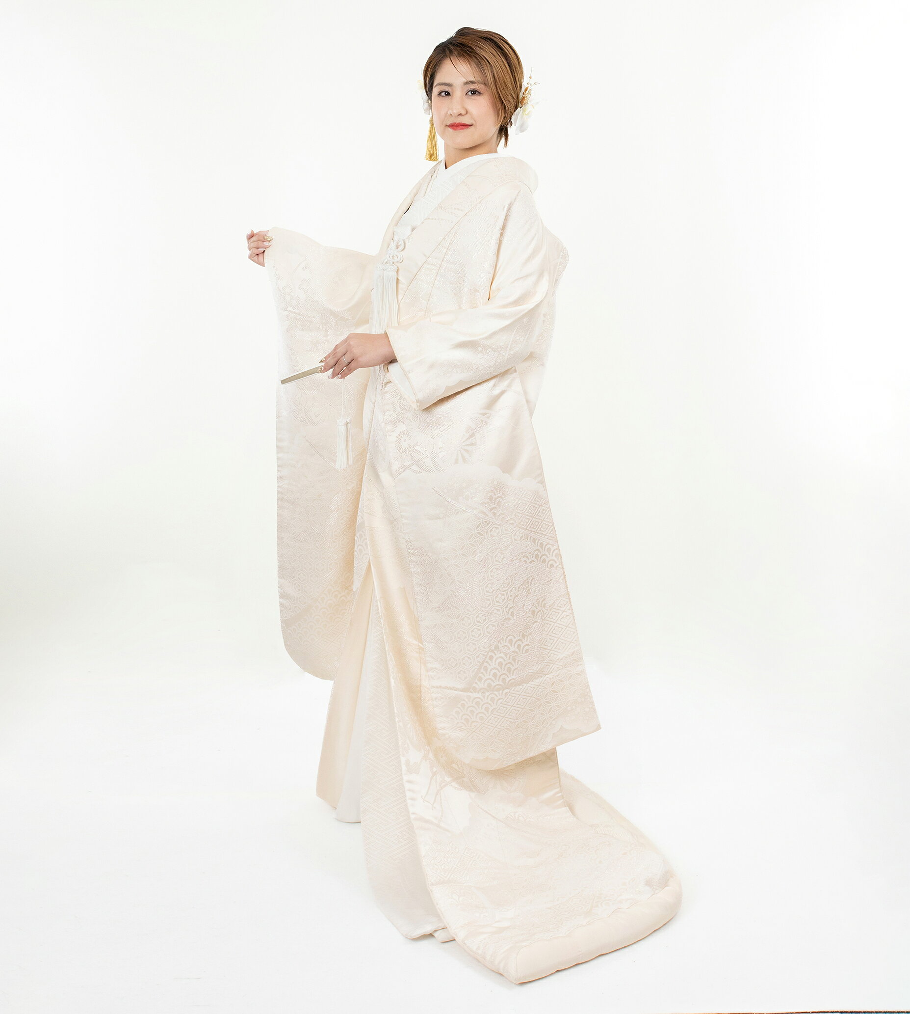 商品情報素材/材質正絹サイズ/寸法7号〜15号身長150cm〜170cm位モデル身長：163cmご利用案内・モニター発色の具合により色合いが異なる場合がございます。・延長や延滞は1日につき10%料金に加算させていただきます。・クリーニングの必要な汚れや破損がある場合、別途クリーニング代、修理代をいただきます。・著しい汚れ、破損、紛失等、リース不可能となった場合は、その商品の仕入れ価格、使用頻度、希少価値などを考慮した弁償金をいただきます。・到着後、破損があった場合はご連絡をお願い致します。・決算後のキャンセルはお受けできません。尚、こちらで商品の不具合などが起きた場合はキャンセルとさせていただきます。・予約の確定は、こちらからのメールにて確定とさせていただきます。・発送日から返却到着日まで5泊6日を基準とさせていただきます。但し、天候不良などでの延長は基準外とさせていただきます。注意事項商品到着後、着付けをして頂く先生に小物の確認をして頂いて下さい。あと、お客様ご自身がご準備する物の確認も行って下さい。打掛、掛下の裾はとても繊細な部分です。裾を引いてのご移動はしないようにお願いします。ご移動の際は必ず裾を地面につけないようにご移動下さい。当店の衣裳に勝手に加工をされないようにお願いします。セット内容白地無地の半襟白の掛下白の懐剣セット白の草履着付け小物一式＊画像の髪飾りは対象外です◆ iro062 ラメ花車 ◆ ー ご予約状況 ー 下記の日程はご利用いただけません 2