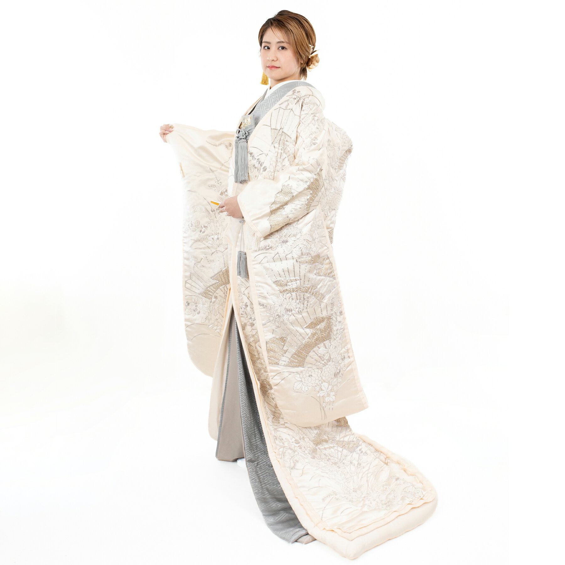 商品情報素材/材質正絹サイズ/寸法7号〜15号身長150cm〜170cm位モデル身長：163cmご利用案内・モニター発色の具合により色合いが異なる場合がございます。・延長や延滞は1日につき10%料金に加算させていただきます。・クリーニングの必要な汚れや破損がある場合、別途クリーニング代、修理代をいただきます。・著しい汚れ、破損、紛失等、リース不可能となった場合は、その商品の仕入れ価格、使用頻度、希少価値などを考慮した弁償金をいただきます。・到着後、破損があった場合はご連絡をお願い致します。・決算後のキャンセルはお受けできません。尚、こちらで商品の不具合などが起きた場合はキャンセルとさせていただきます。・予約の確定は、こちらからのメールにて確定とさせていただきます。・発送日から返却到着日まで5泊6日を基準とさせていただきます。但し、天候不良などでの延長は基準外とさせていただきます。注意事項商品到着後、着付けをして頂く先生に小物の確認をして頂いて下さい。あと、お客様ご自身がご準備する物の確認も行って下さい。打掛、掛下の裾はとても繊細な部分です。裾を引いてのご移動はしないようにお願いします。ご移動の際は必ず裾を地面につけないようにご移動下さい。当店の衣裳に勝手に加工をされないようにお願いします。セット内容白地無地の半襟白の掛下白の懐剣セット白の草履着付け小物一式＊画像の髪飾りは対象外です◆ iro070 扇面さがら ◆ ー ご予約状況 ー 下記の日程はご利用いただけません 2
